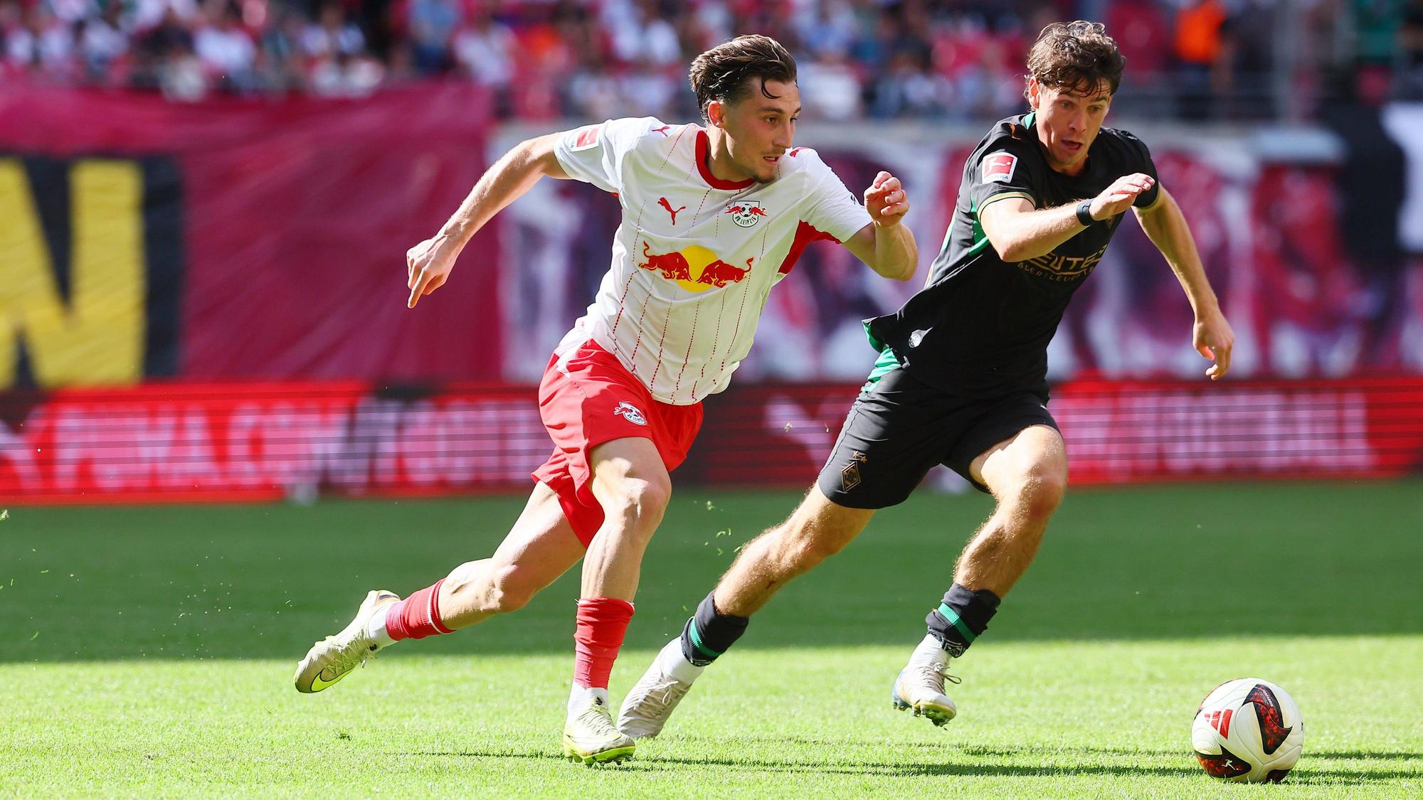 Ex-Kollegen im Zweikampf: RB-Profi Rocco Reitz (l.) gegen Gladbachs Philipp Sander