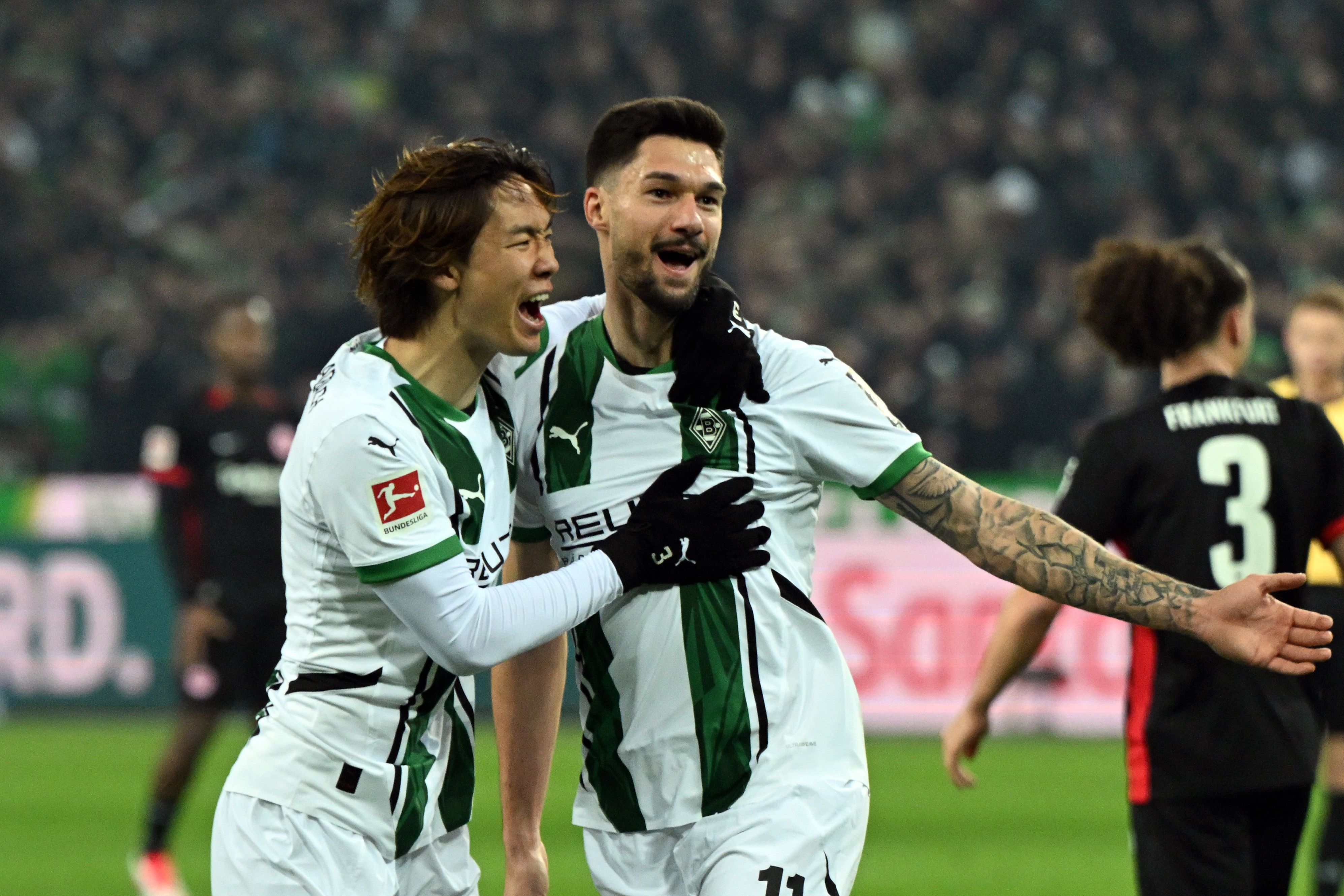Mit Tim Kleindienst (r) und Ko Itakura wollen die Fohlen in Leipzig jubeln.