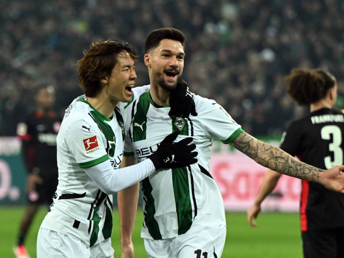 Mit Tim Kleindienst (r) und Ko Itakura wollen die Fohlen in Leipzig jubeln.
