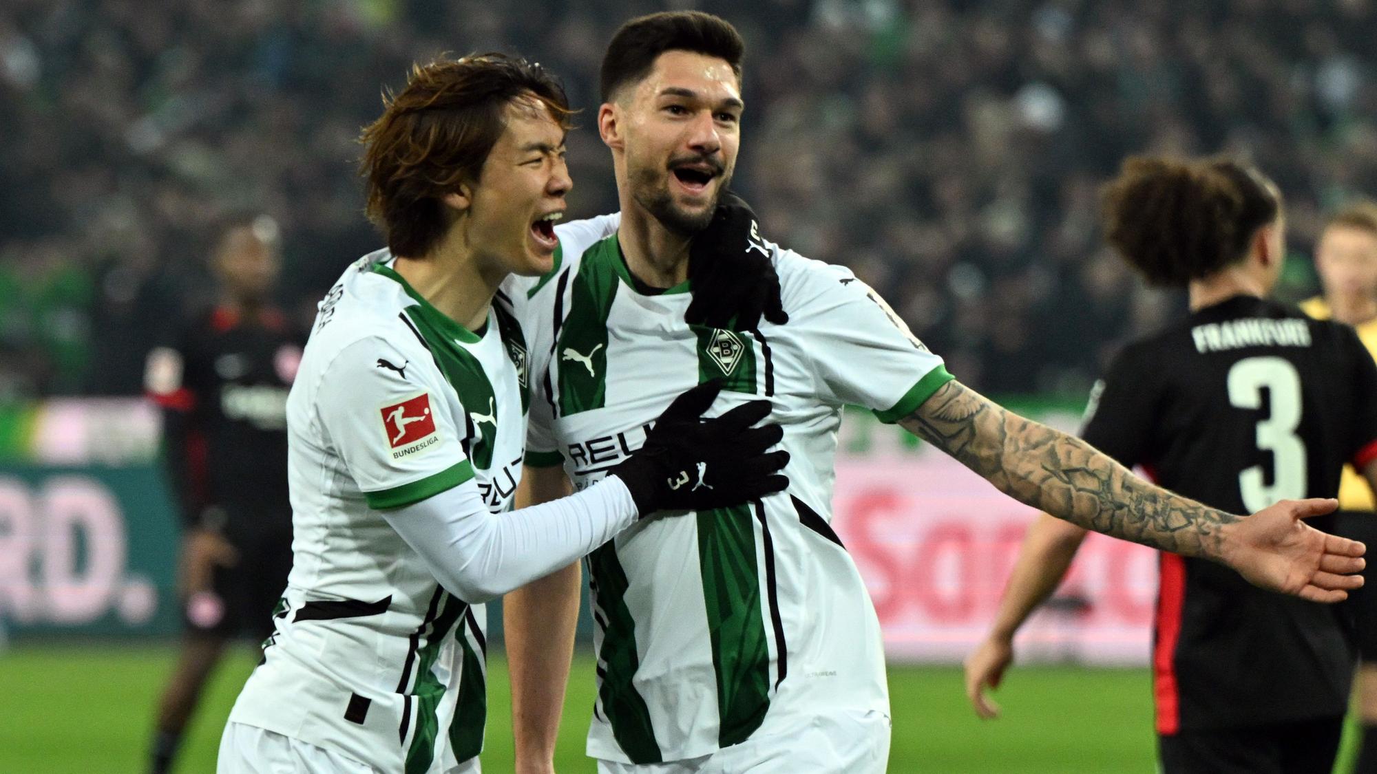 Mit Tim Kleindienst (r) und Ko Itakura wollen die Fohlen in Leipzig jubeln.