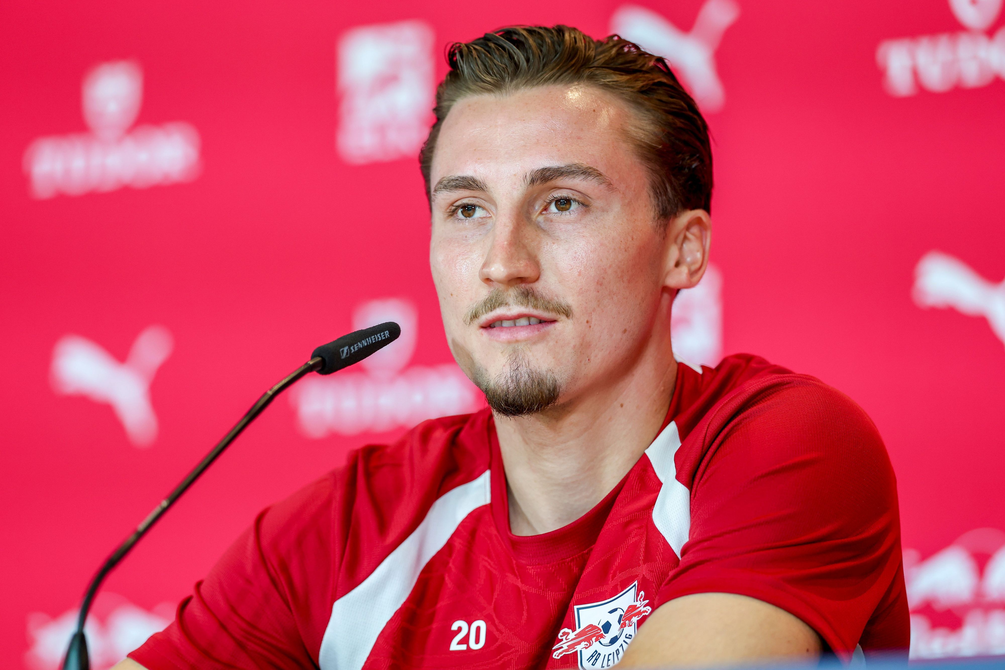 Rocco Reitz spricht auf einer Pressekonferenz, bevor es gegen den Ex-Verein geht.