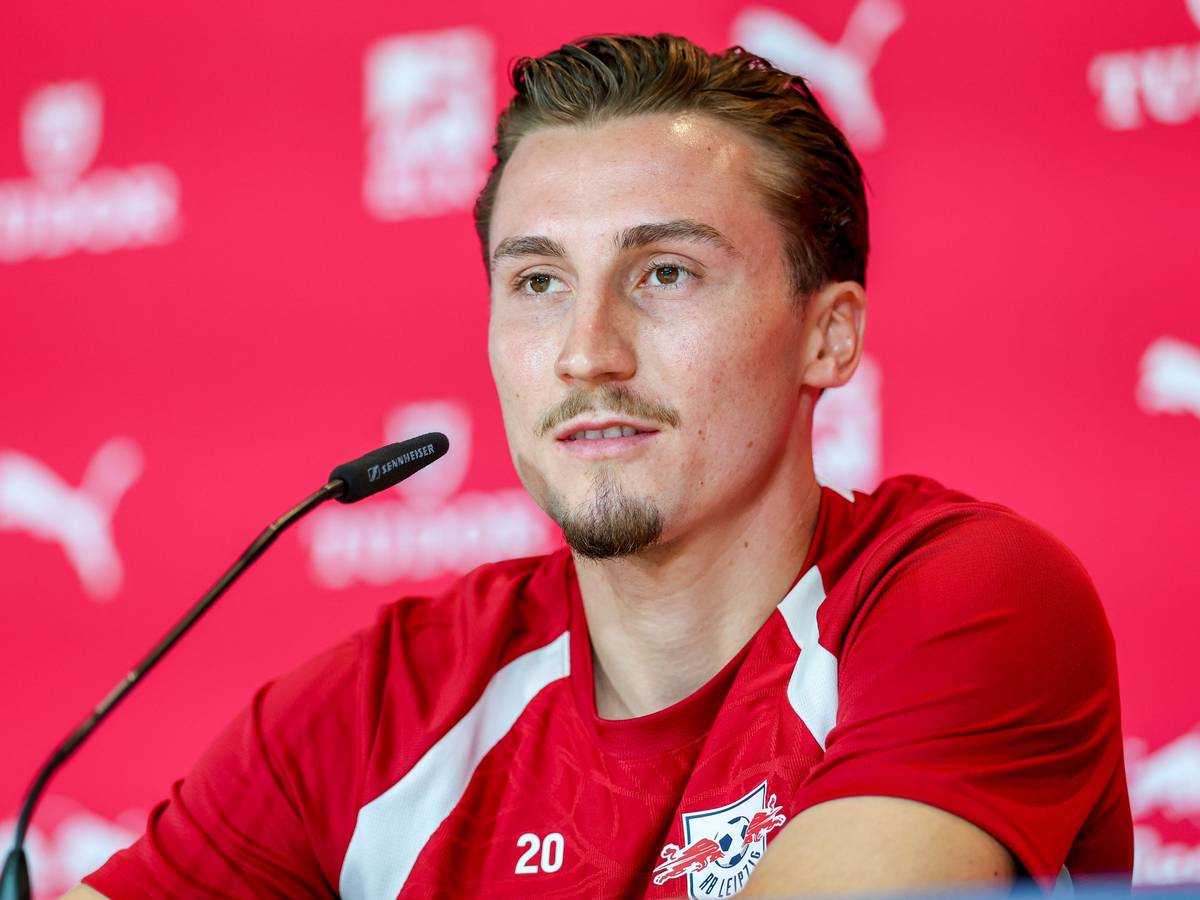 Rocco Reitz spricht auf einer Pressekonferenz, bevor es gegen den Ex-Verein geht.