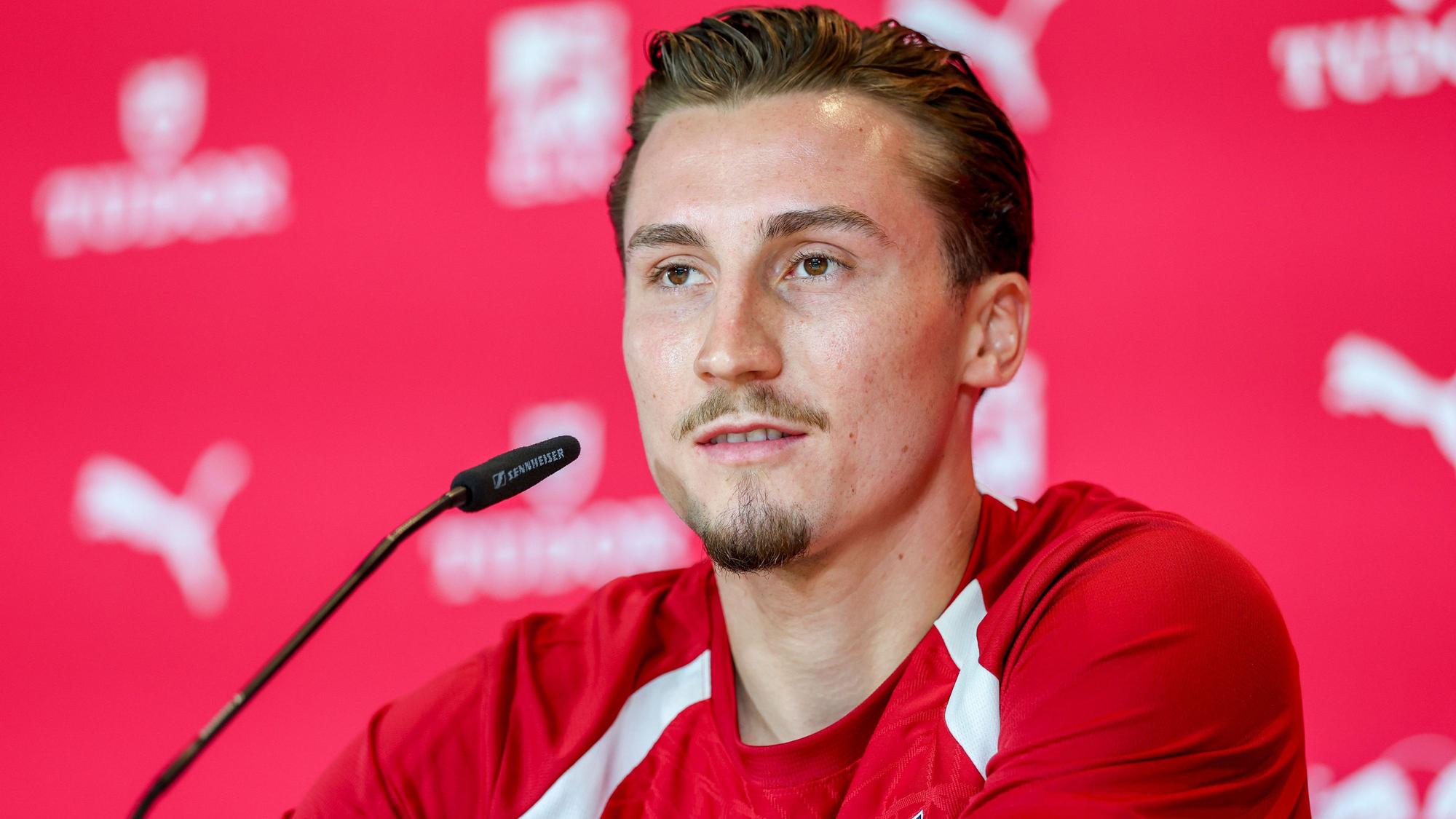 Rocco Reitz spricht auf einer Pressekonferenz, bevor es gegen den Ex-Verein geht.