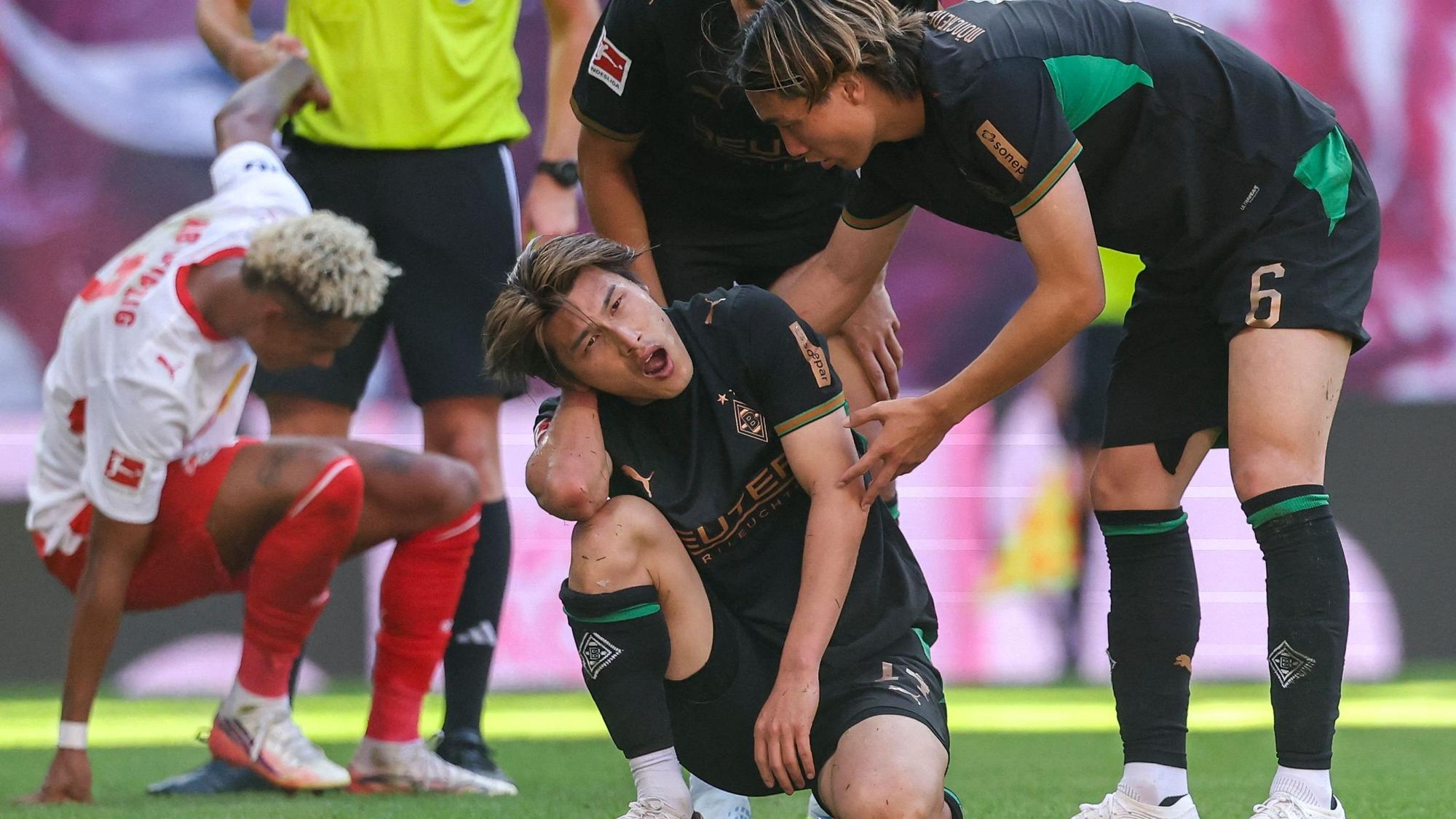 Daiki Hashioka (Bor. Mönchengladbach) klagt nach einem Zusammenstoß über Schmerzen und wird später mit einer Trage aus dem Stadion getragen.