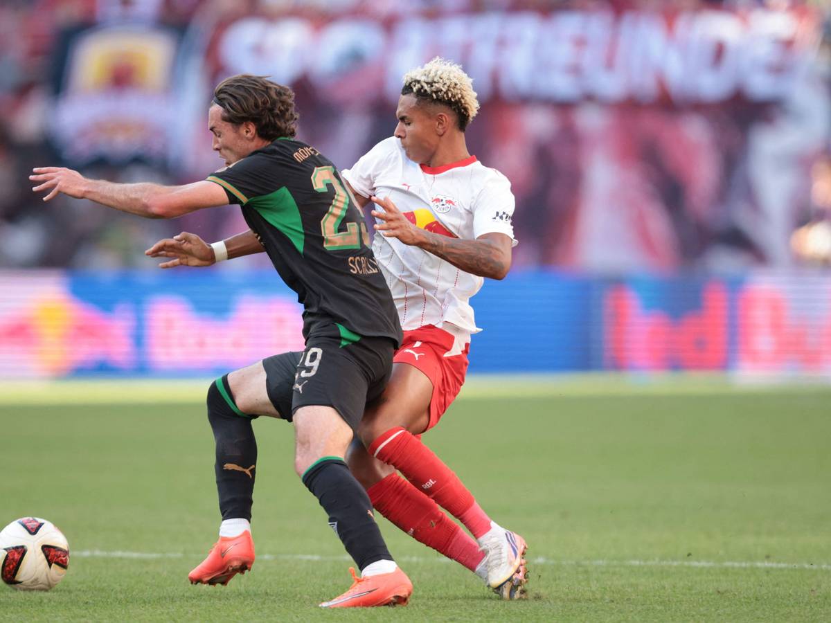 Joe Scally und Antonio Nusa im Zweikampf
