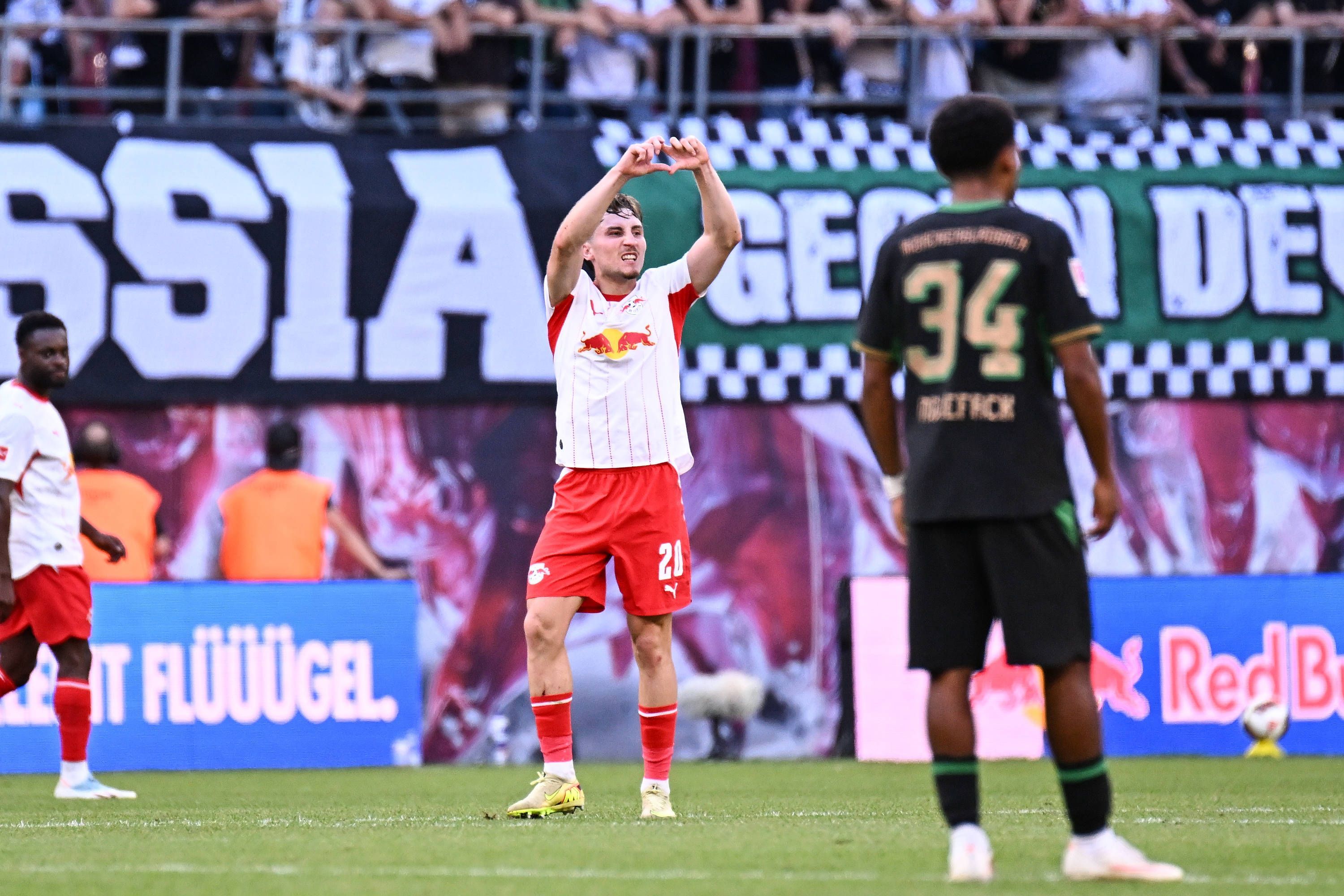 Rocco Reitz, weiterer Spieler und Fans