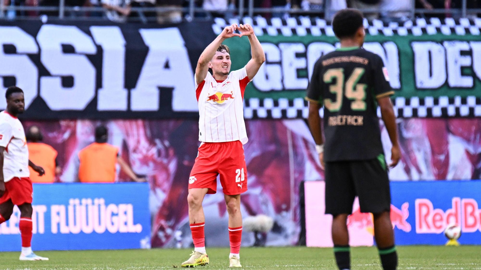 Rocco Reitz, weiterer Spieler und Fans