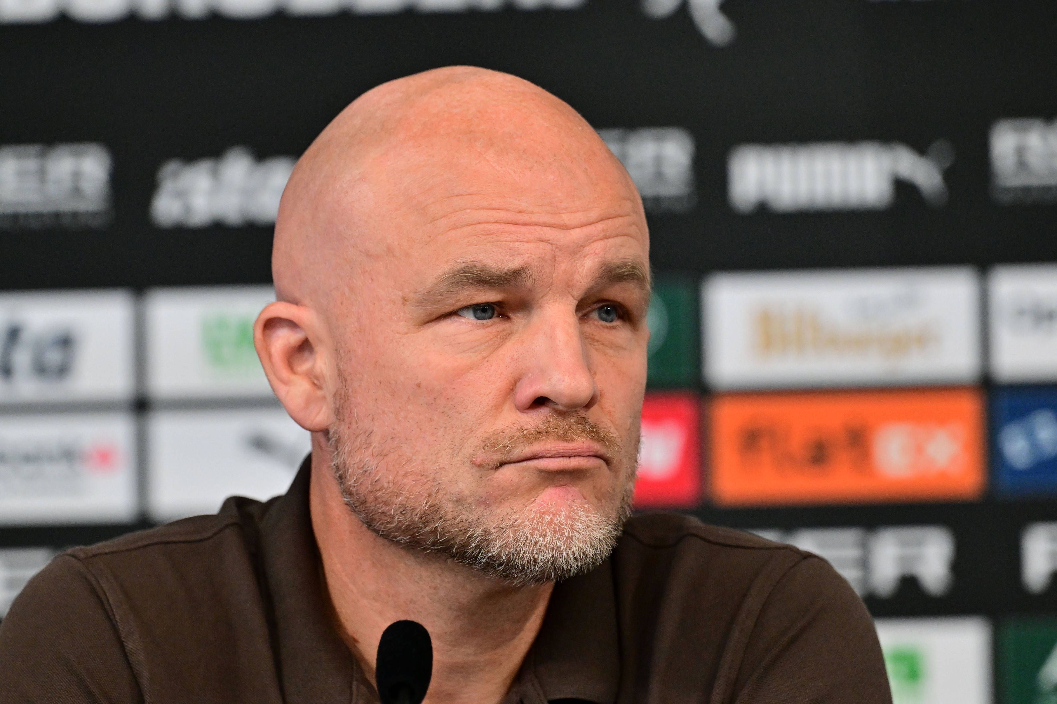 Gladbachs Manager Rouven Schröder auf der Pressekonferenz vor dem Spiel bei RB Leipzig.