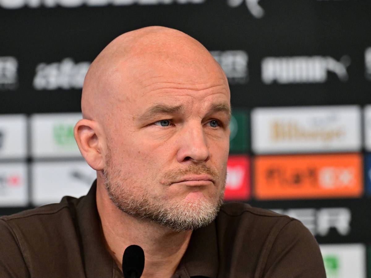Gladbachs Manager Rouven Schröder auf der Pressekonferenz vor dem Spiel bei RB Leipzig.