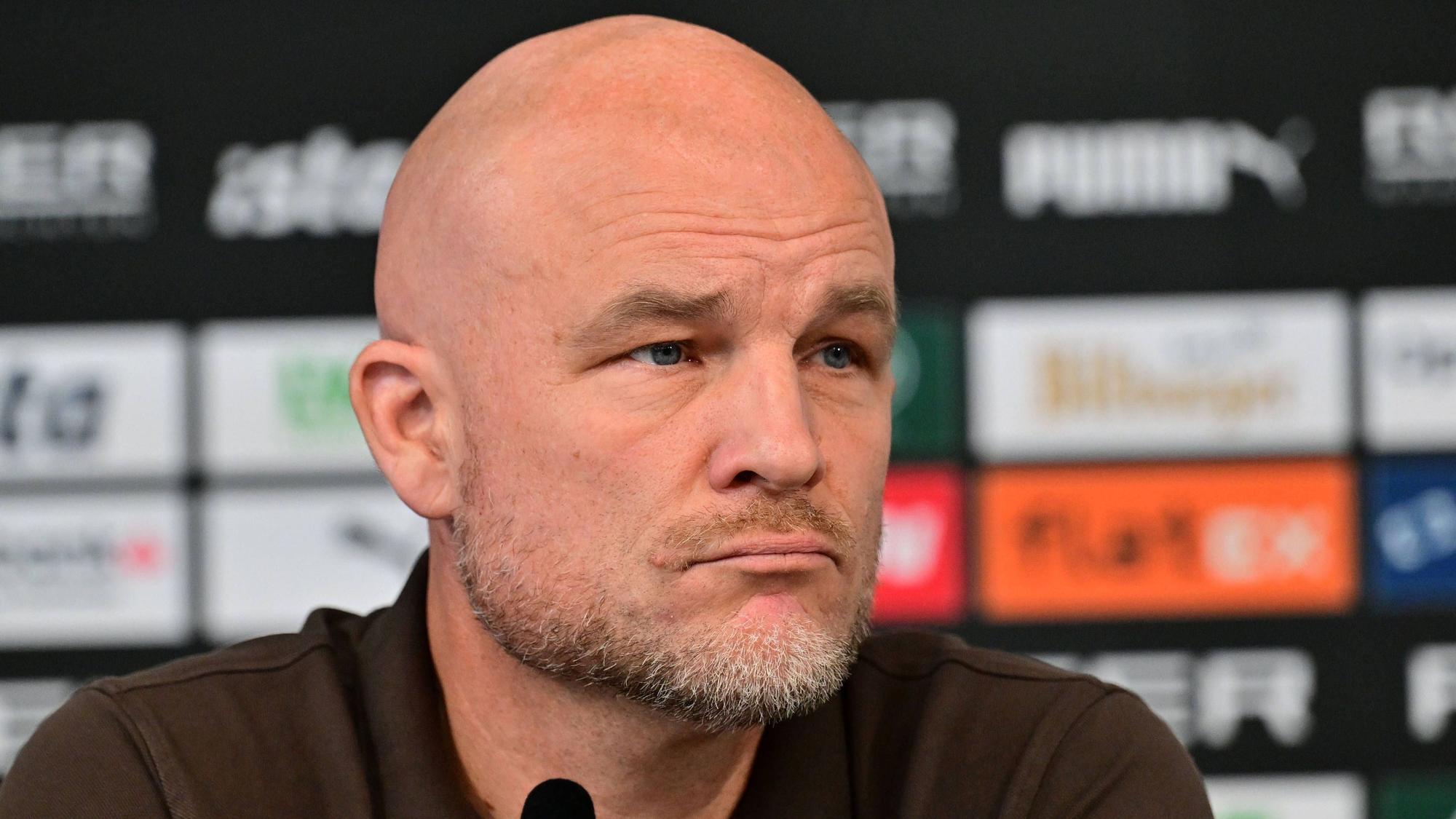 Gladbachs Manager Rouven Schröder auf der Pressekonferenz vor dem Spiel bei RB Leipzig.