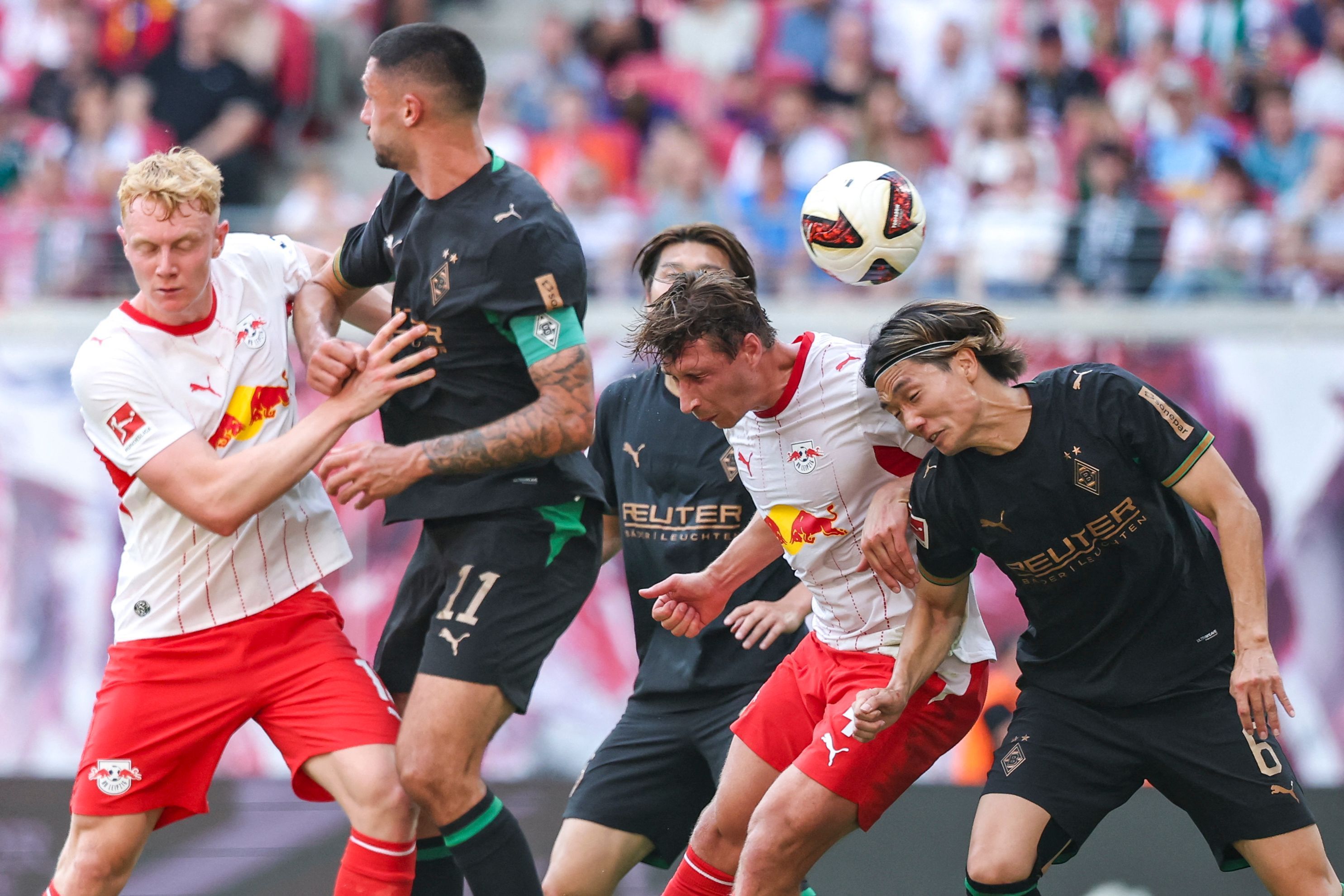Ko Itakura von Borussia Mönchengladbach geht mit Leipzigs Willi Orban ins Kopfballduell.