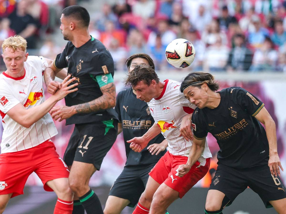 Ko Itakura von Borussia Mönchengladbach geht mit Leipzigs Willi Orban ins Kopfballduell.