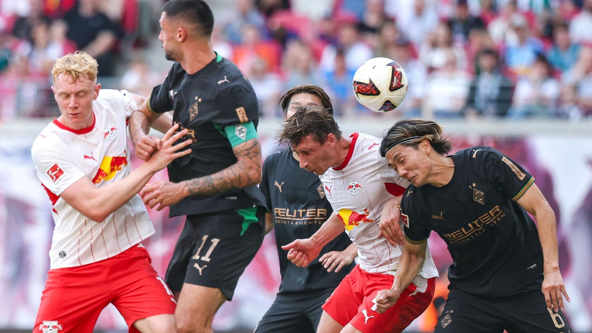 Ko Itakura von Borussia Mönchengladbach geht mit Leipzigs Willi Orban ins Kopfballduell.