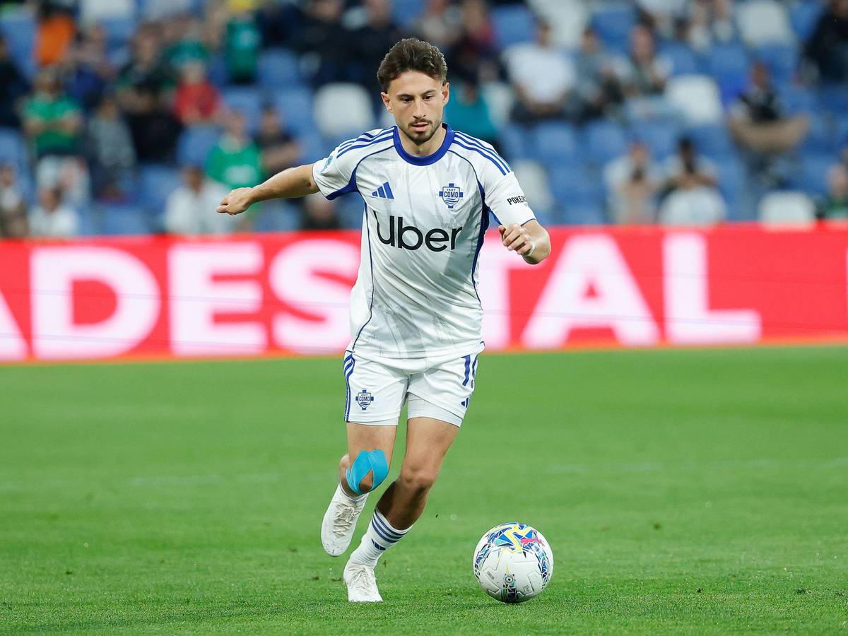 17th April 2026 Mapei Stadium, Reggio Emilia, Italy, Serie A Football, Sassuolo versus Como Nicolas Kuhn of Como 1907 runs with the ball EmanuelexPennacchio