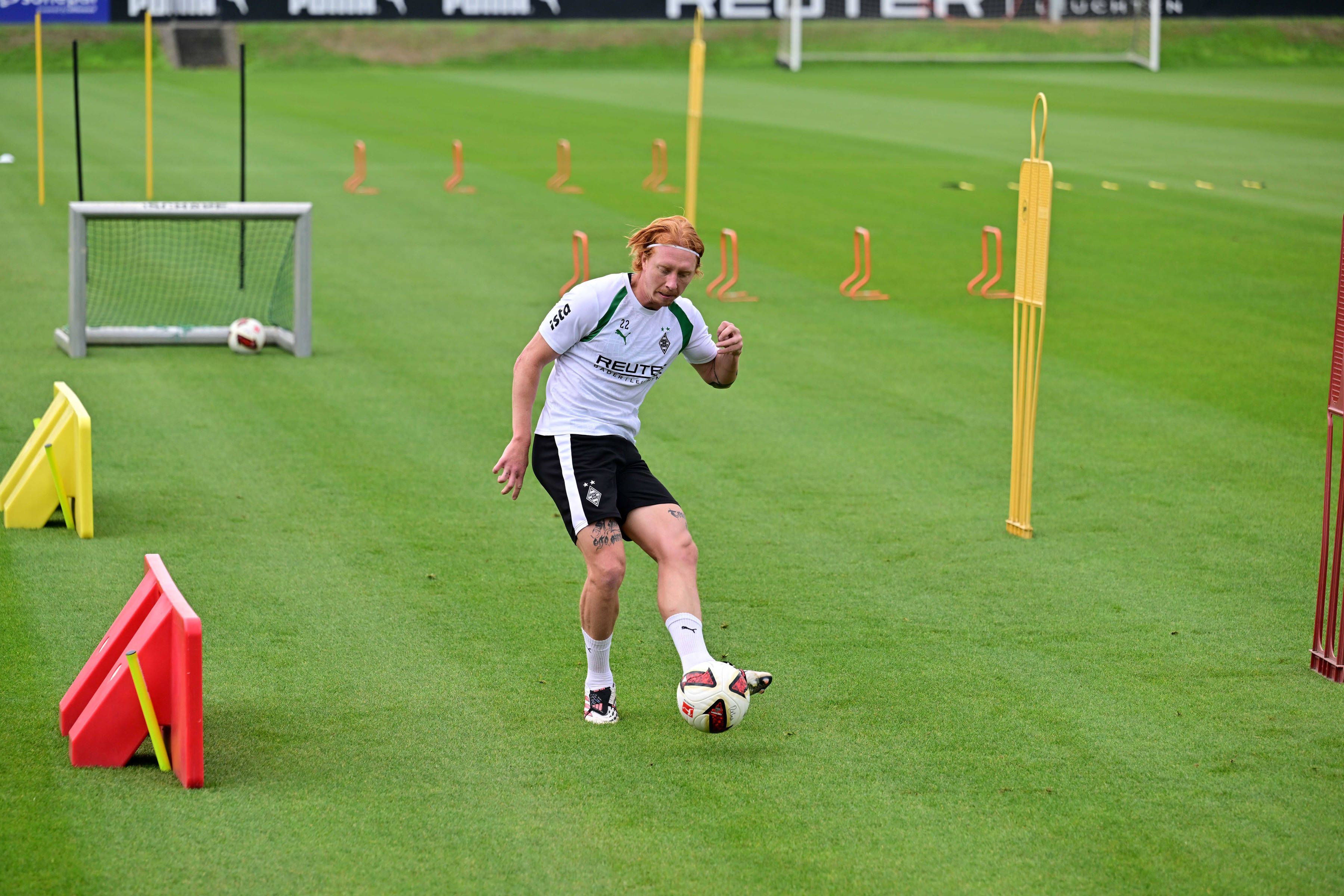 Yukhym Konoplia passt im Training einen Ball.