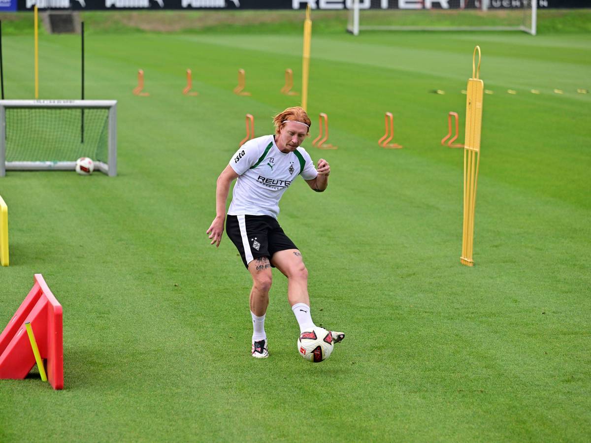 Yukhym Konoplia passt im Training einen Ball.