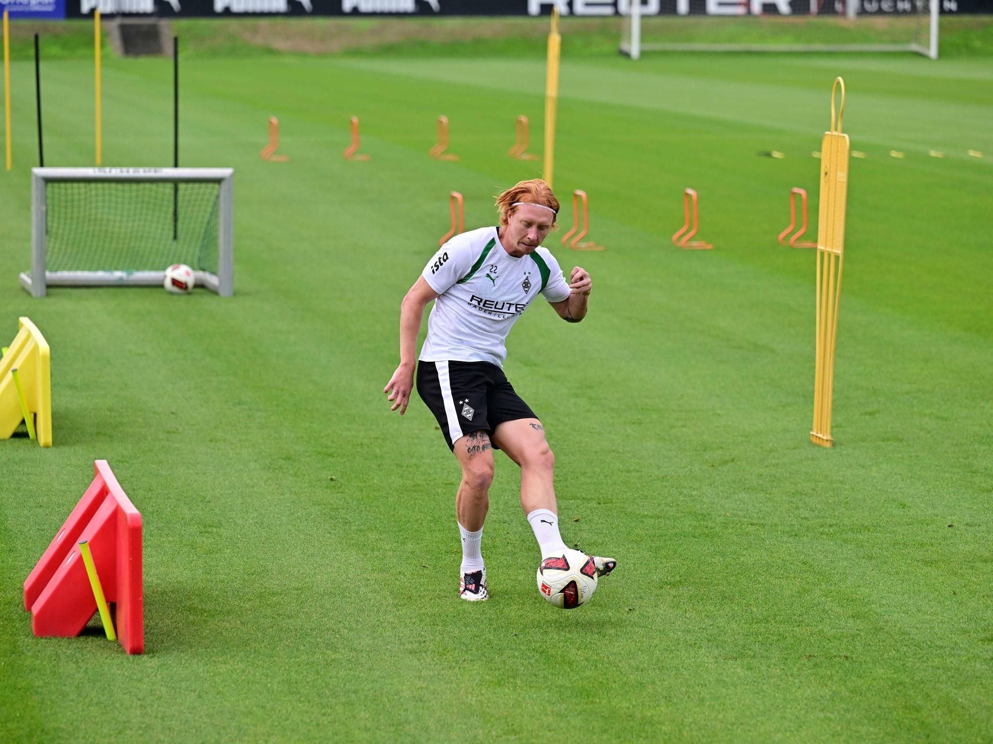 Yukhym Konoplia passt im Training einen Ball.