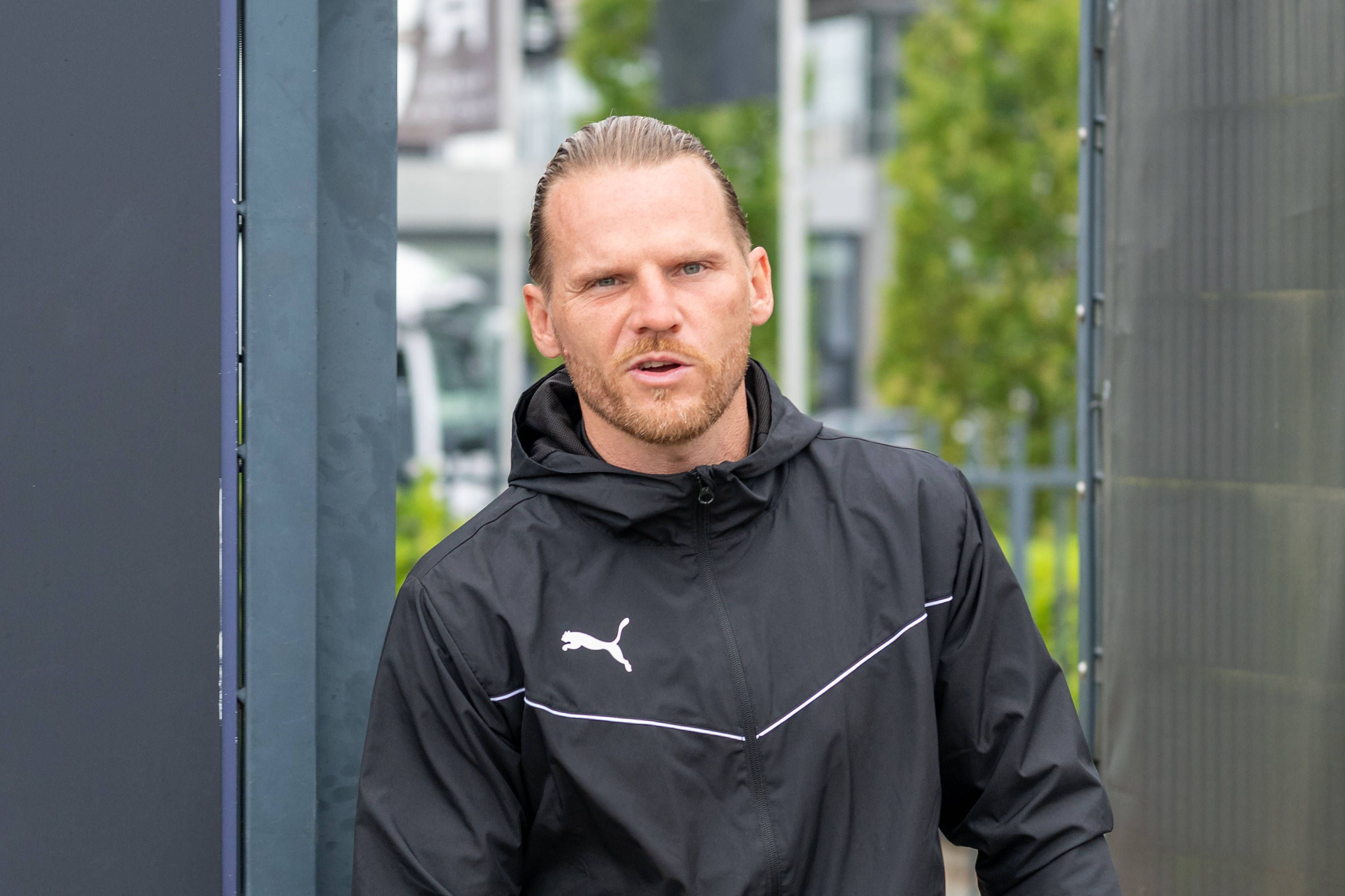 Borussia-Coach Eugen Polanski kommt auf den Trainingsplatz im Zuge einer öffentlichen Trainingseinheit vor dem Heimspiel gegen die SV Elversberg.