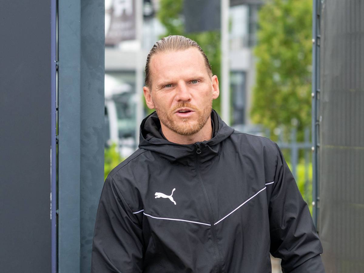 Borussia-Coach Eugen Polanski kommt auf den Trainingsplatz im Zuge einer öffentlichen Trainingseinheit vor dem Heimspiel gegen die SV Elversberg.