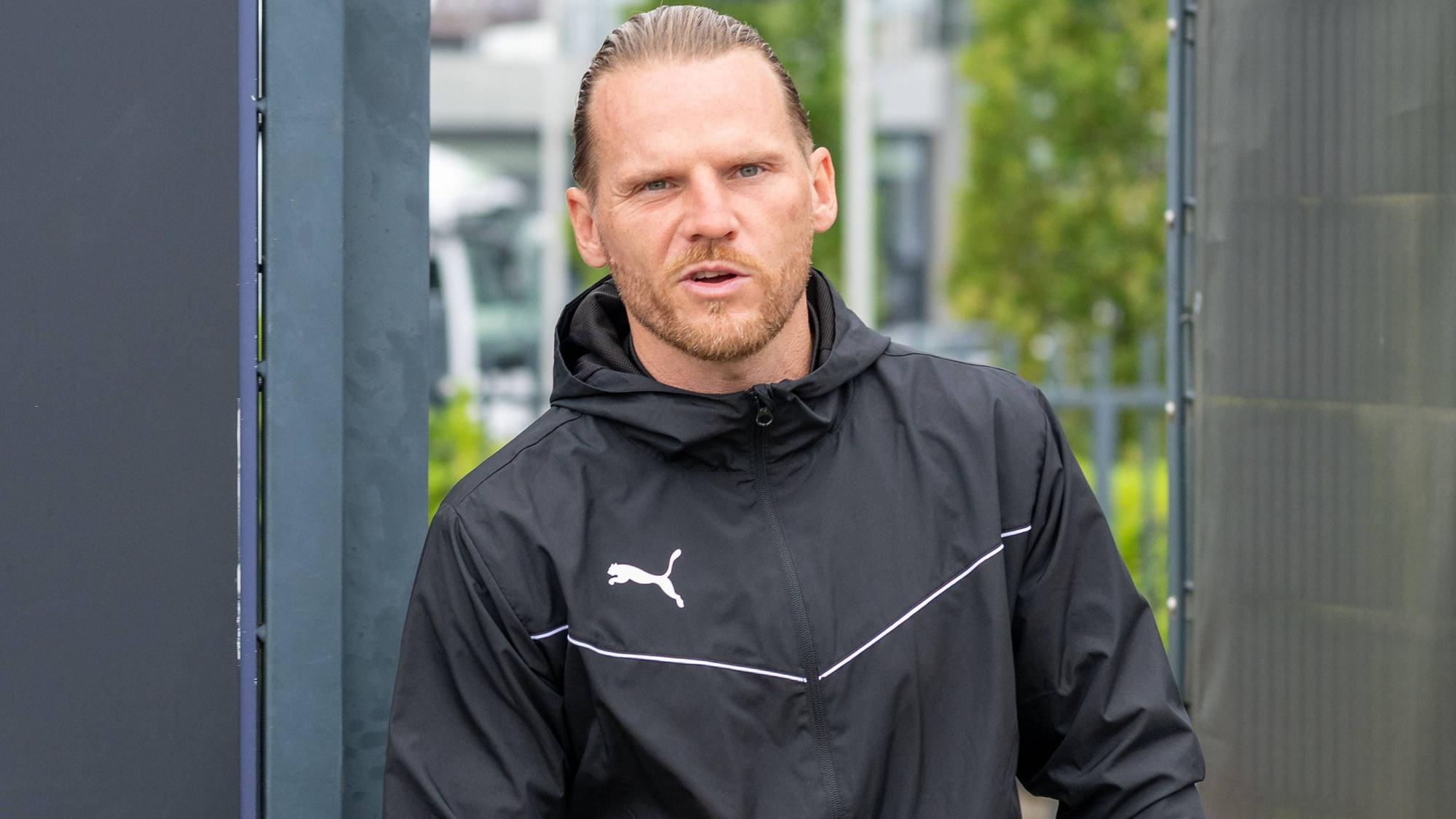Borussia-Coach Eugen Polanski kommt auf den Trainingsplatz im Zuge einer öffentlichen Trainingseinheit vor dem Heimspiel gegen die SV Elversberg.