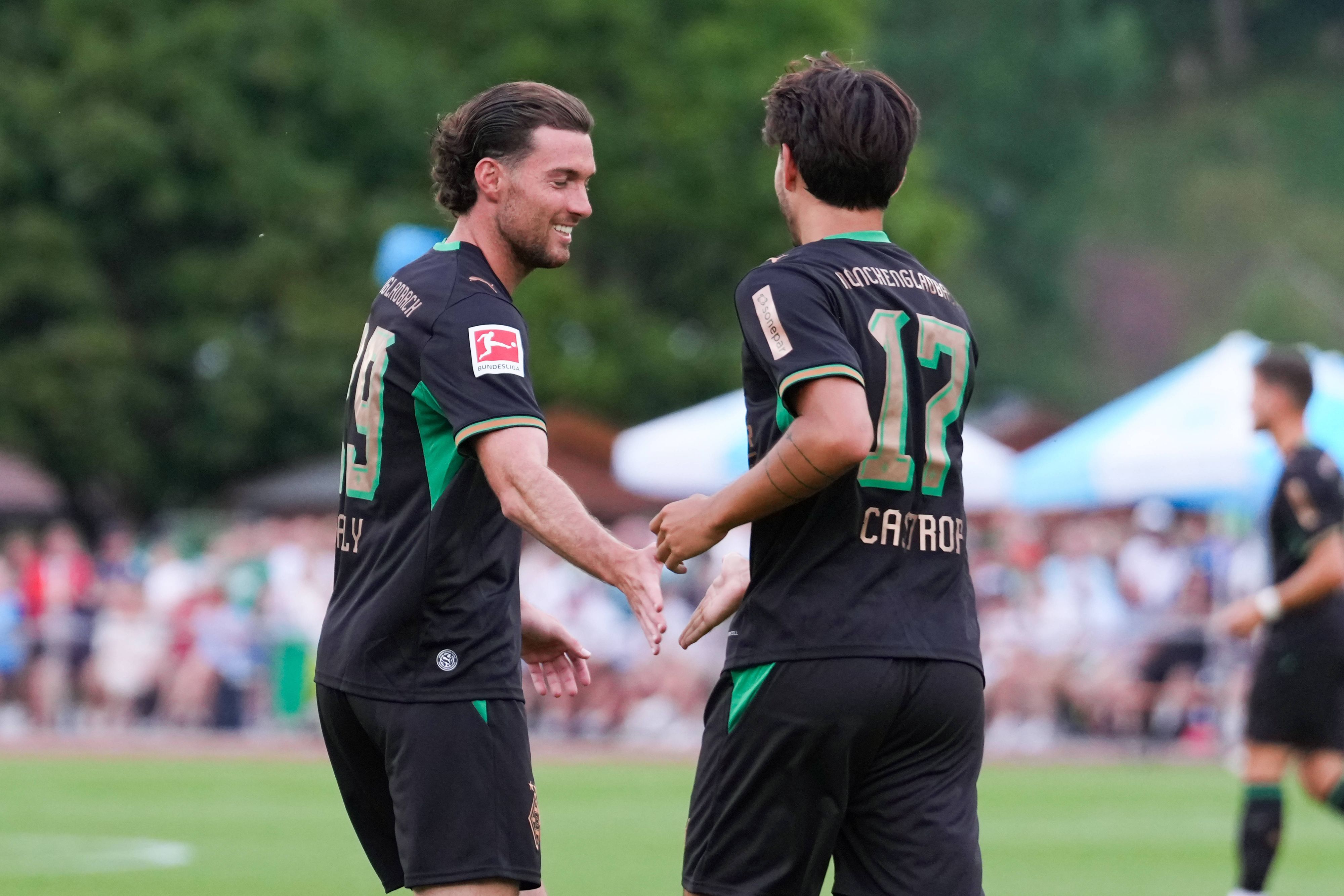 Beim Gladbach-Spiel klatscht Joe Scally mit Jens Castrop ab.