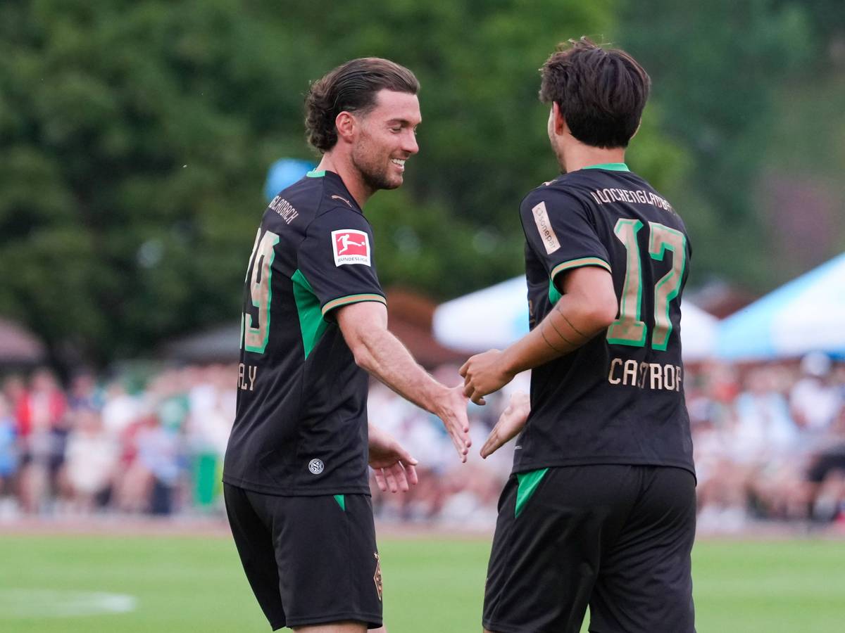 Beim Gladbach-Spiel klatscht Joe Scally mit Jens Castrop ab.