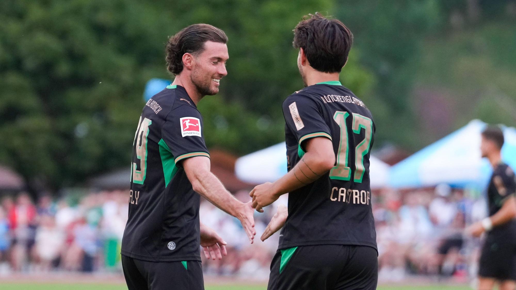 Beim Gladbach-Spiel klatscht Joe Scally mit Jens Castrop ab.