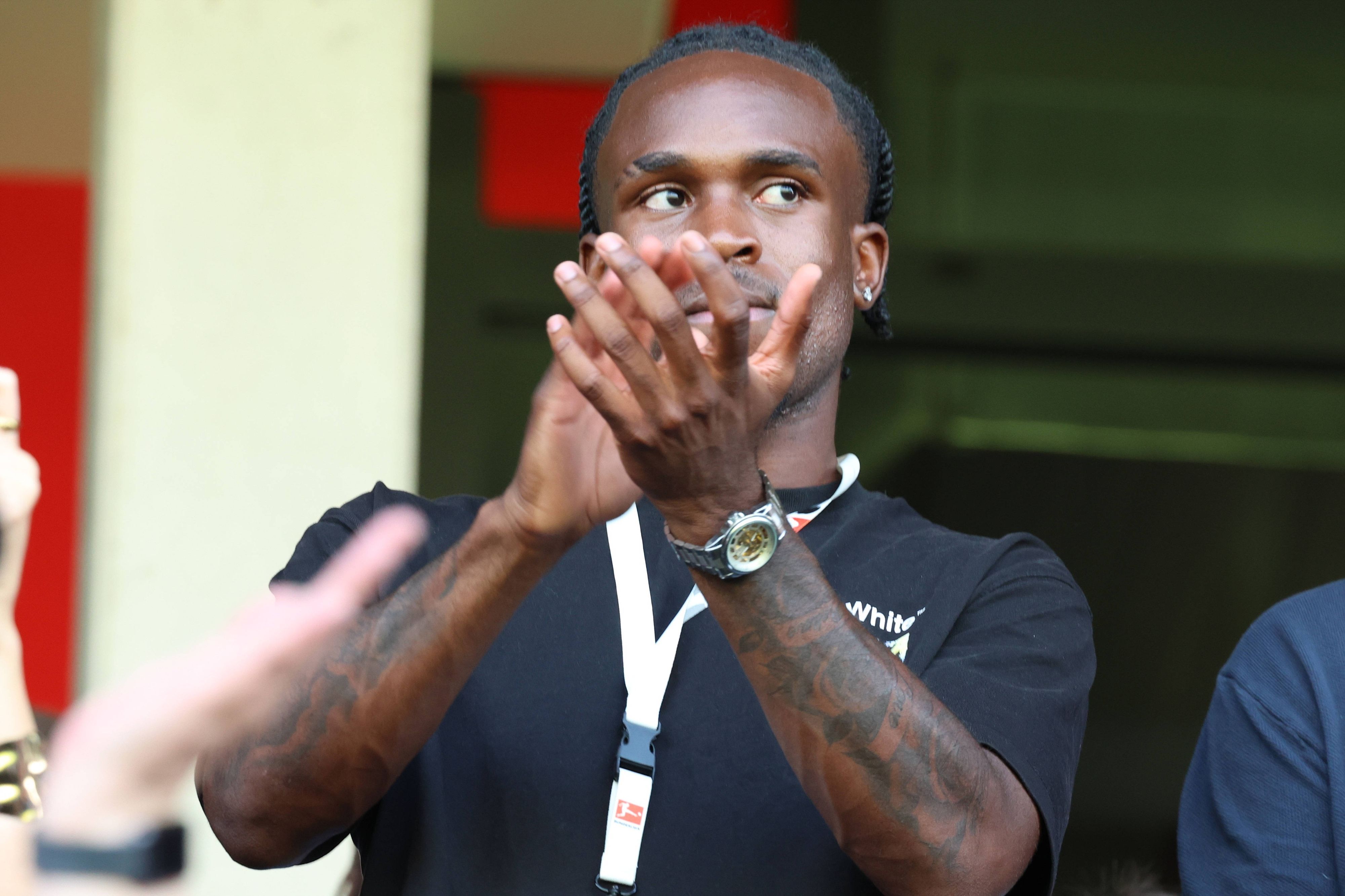 Noel Futkeu klatscht mit erhobenen Händen