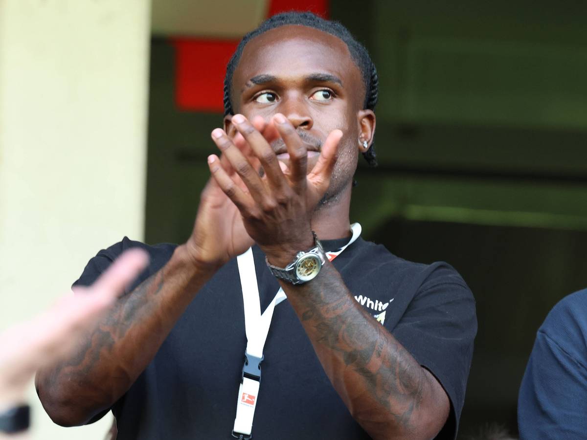 Noel Futkeu klatscht mit erhobenen Händen