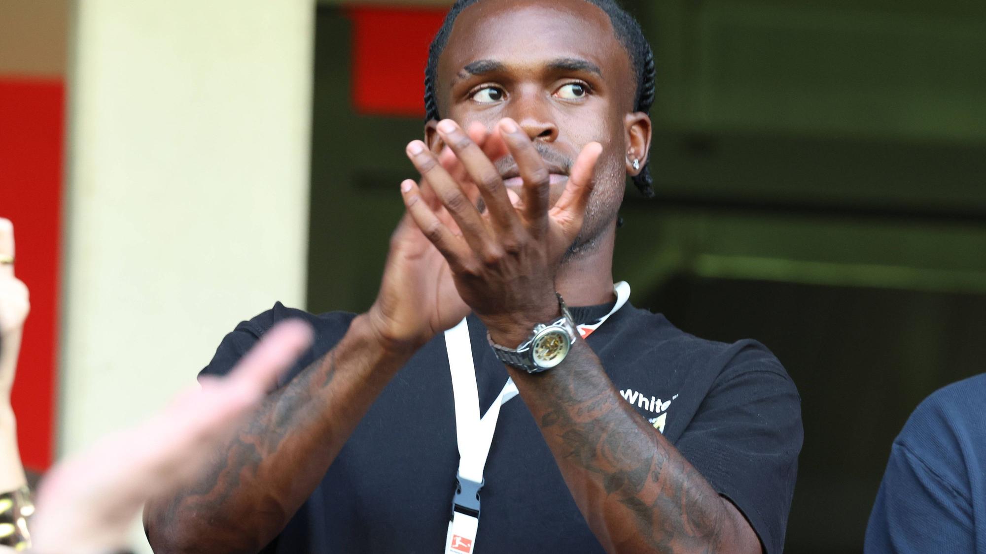 Noel Futkeu klatscht mit erhobenen Händen