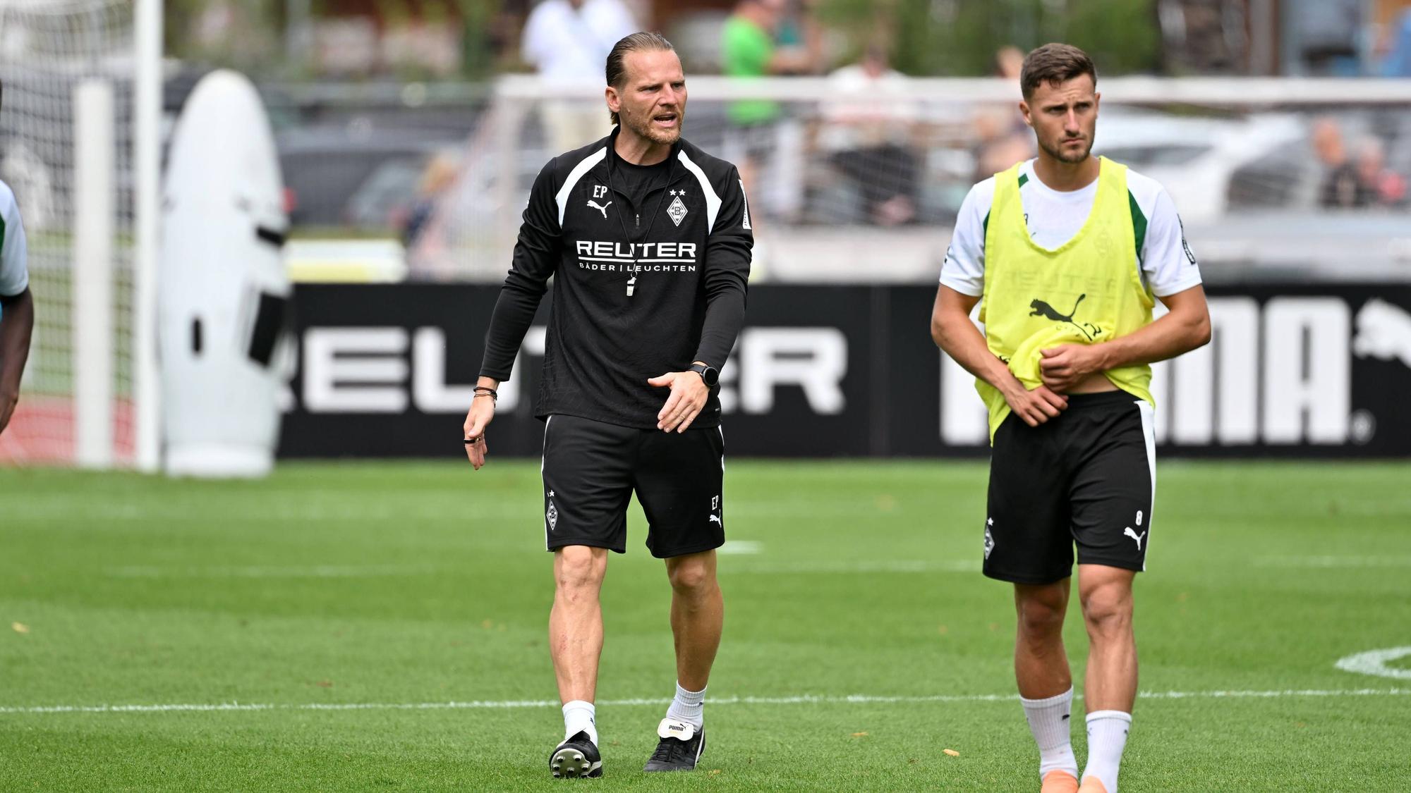 Beim Training von Borussia Mönchengladbach ruft Eugen Polanski über den Platz.