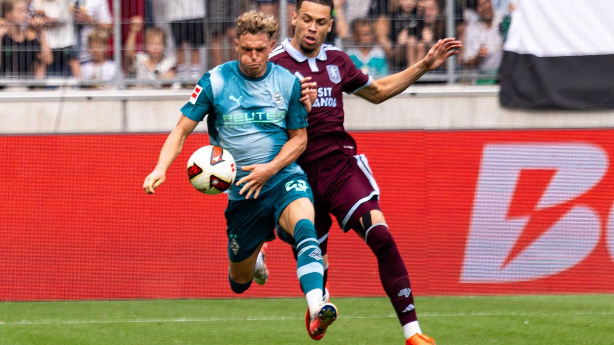 Robin Hack und Alysson Edward mit Ball