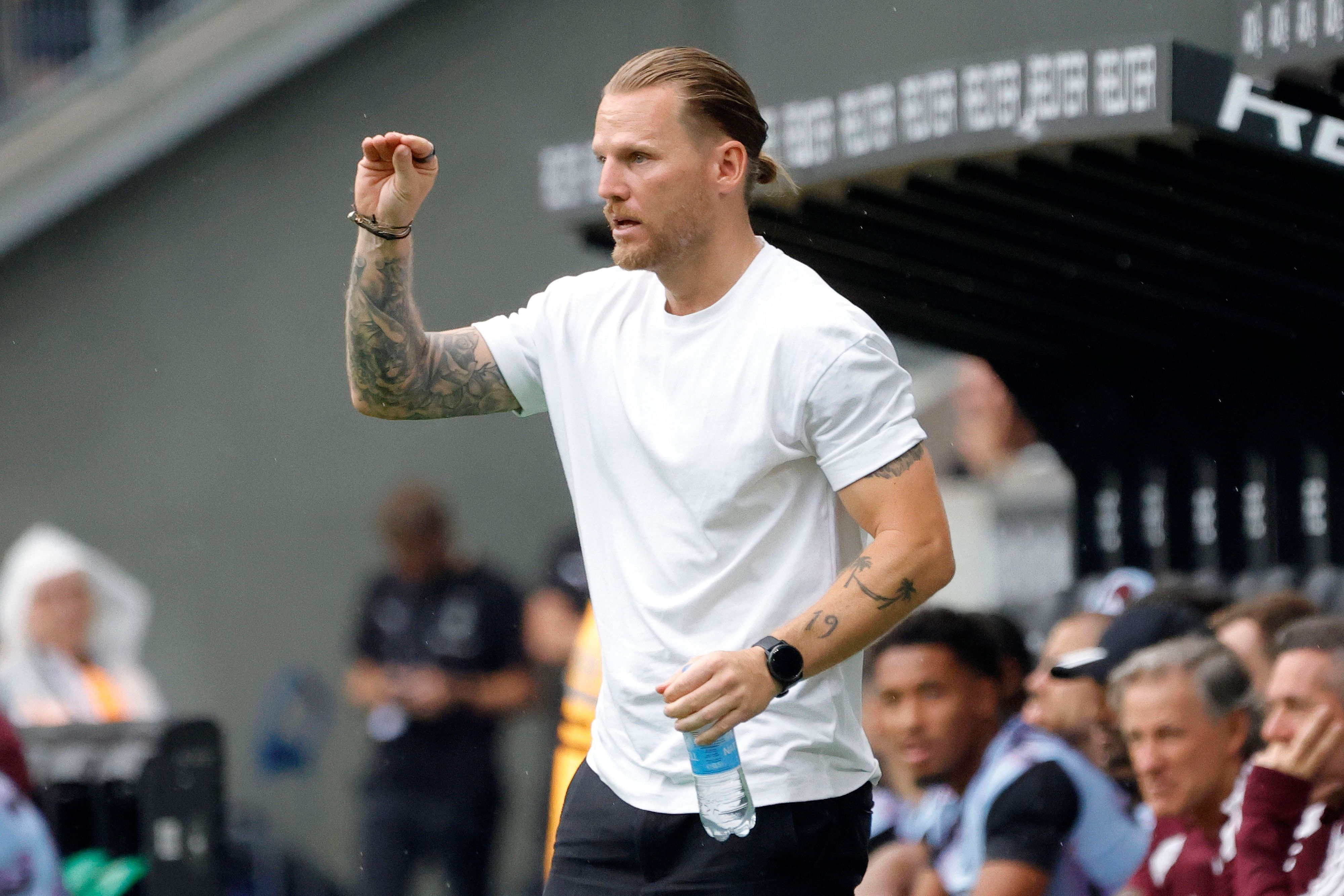 Trainer Eugen Polanski gestikuliert am Spielfeldrand