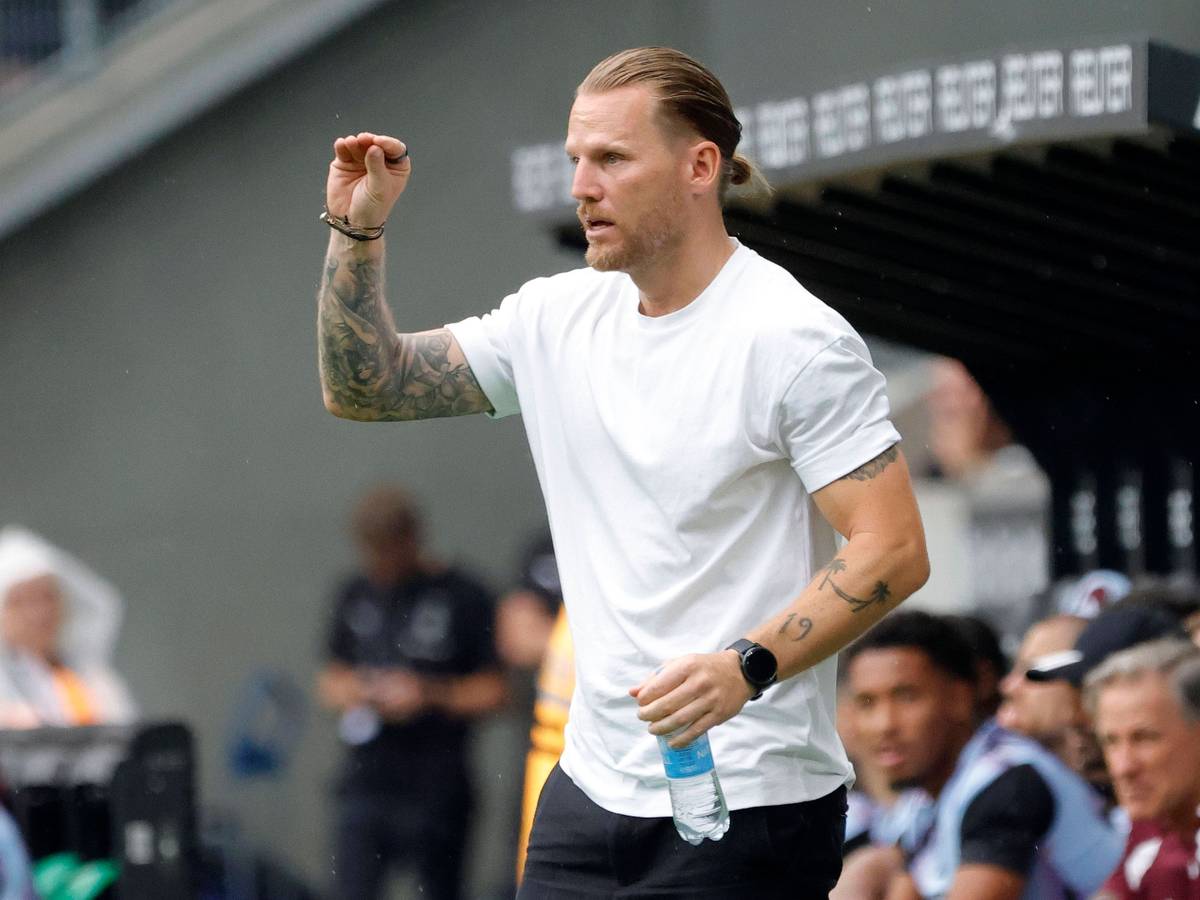 Trainer Eugen Polanski gestikuliert am Spielfeldrand