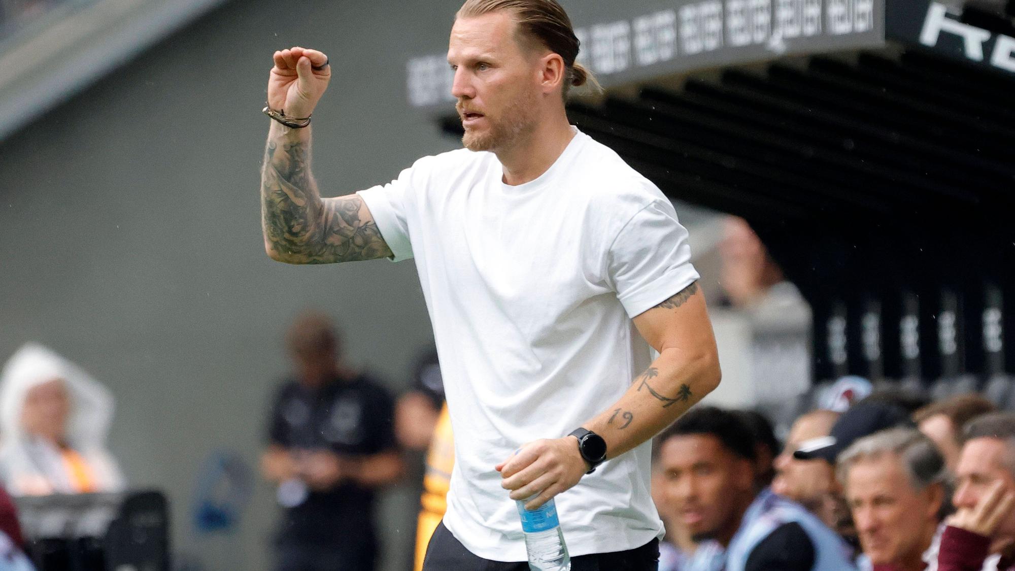 Trainer Eugen Polanski gestikuliert am Spielfeldrand