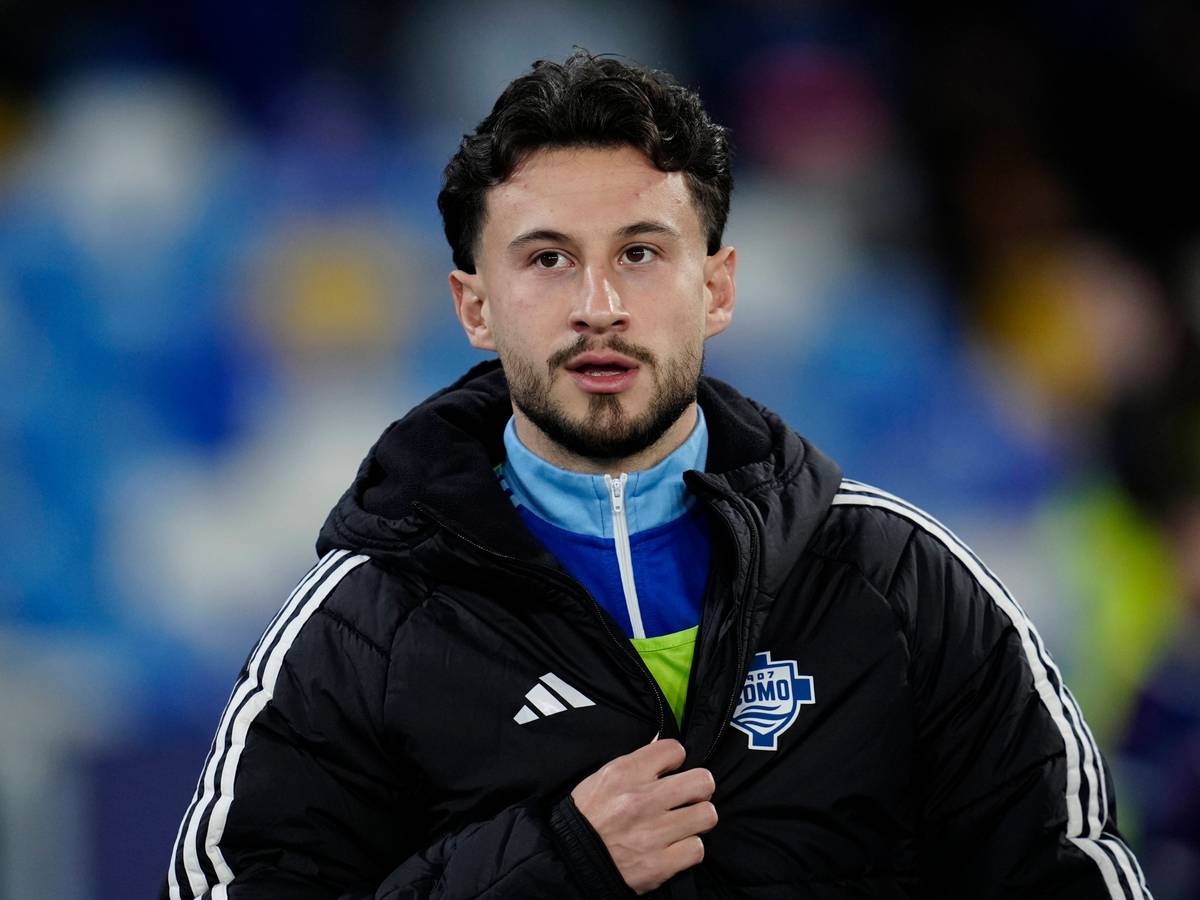 Nicolas Kühn mit Winterjacke über dem Trainingsanzug.