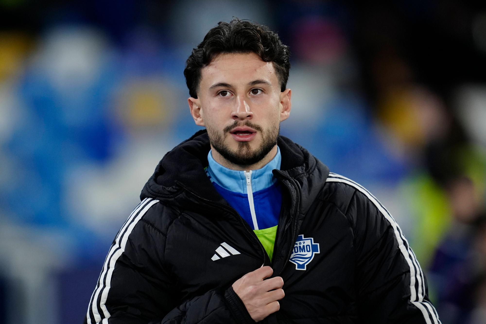 Nicolas Kühn mit Winterjacke über dem Trainingsanzug.