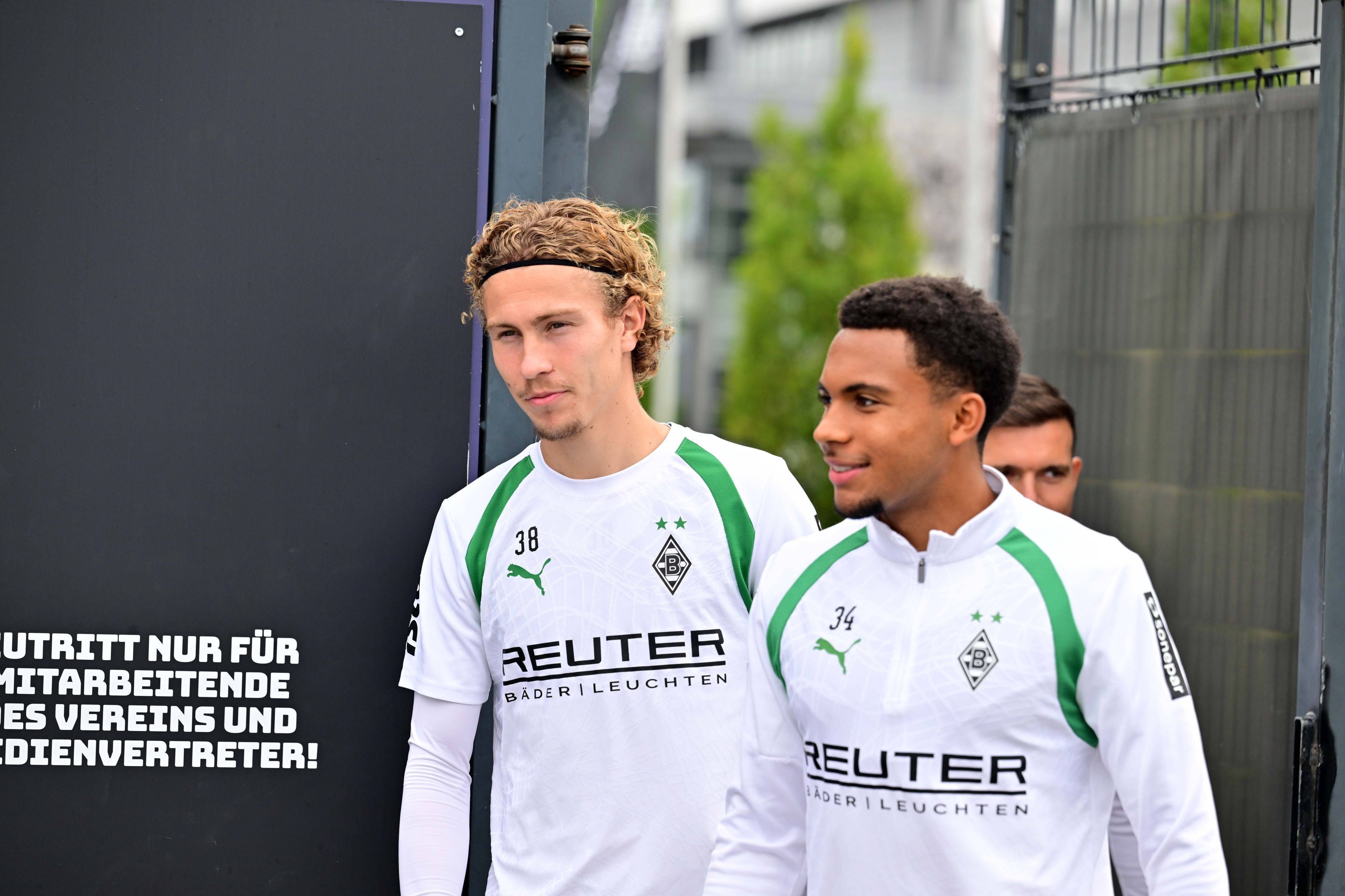 Hugo Bolin und Mathieu Nguefack von Borussia Mönchengladbach