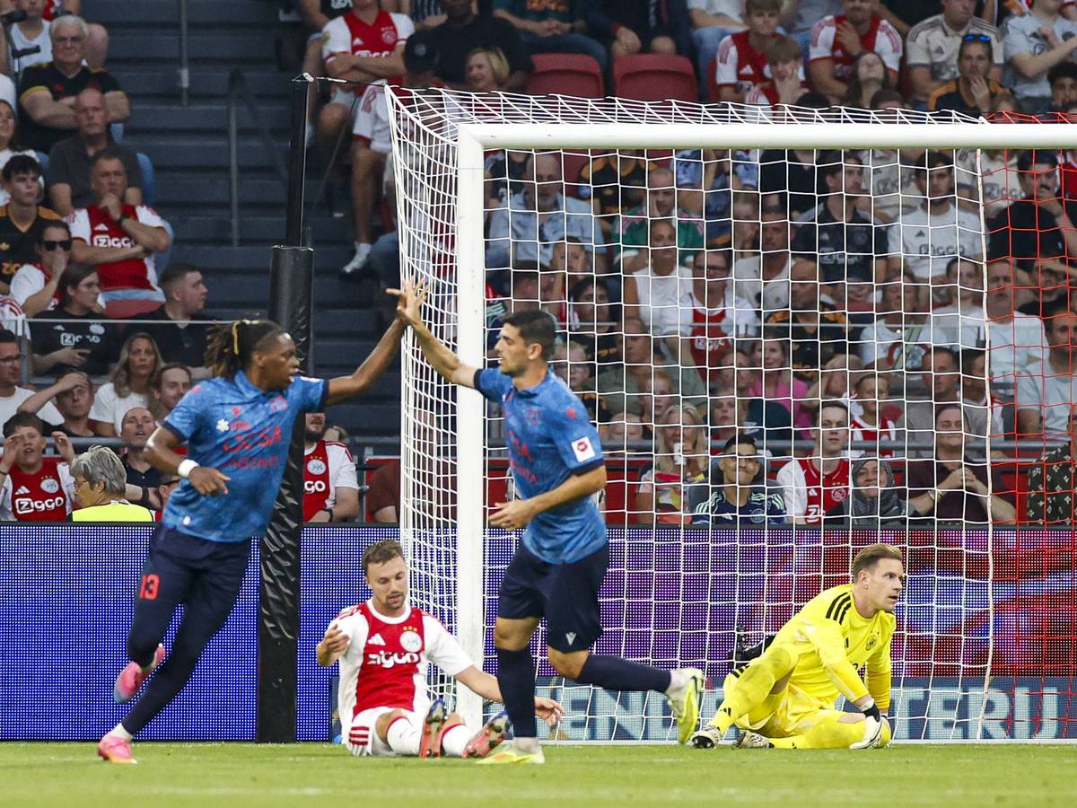 Winsley Boteli jubelt im Trikot des FC Sion.