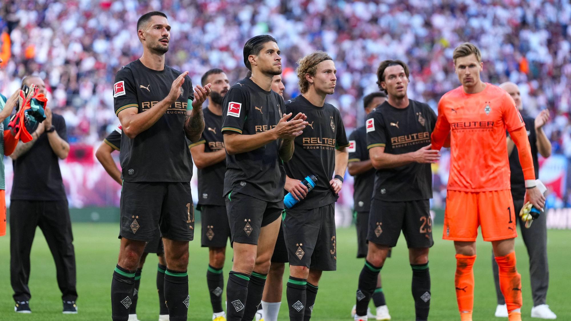 Tim Kleindienst, Kevin Diks, Hugo Bollin, Joe Scally und Moritz Nicolas stehen vor der Gladbacher Fankurve.