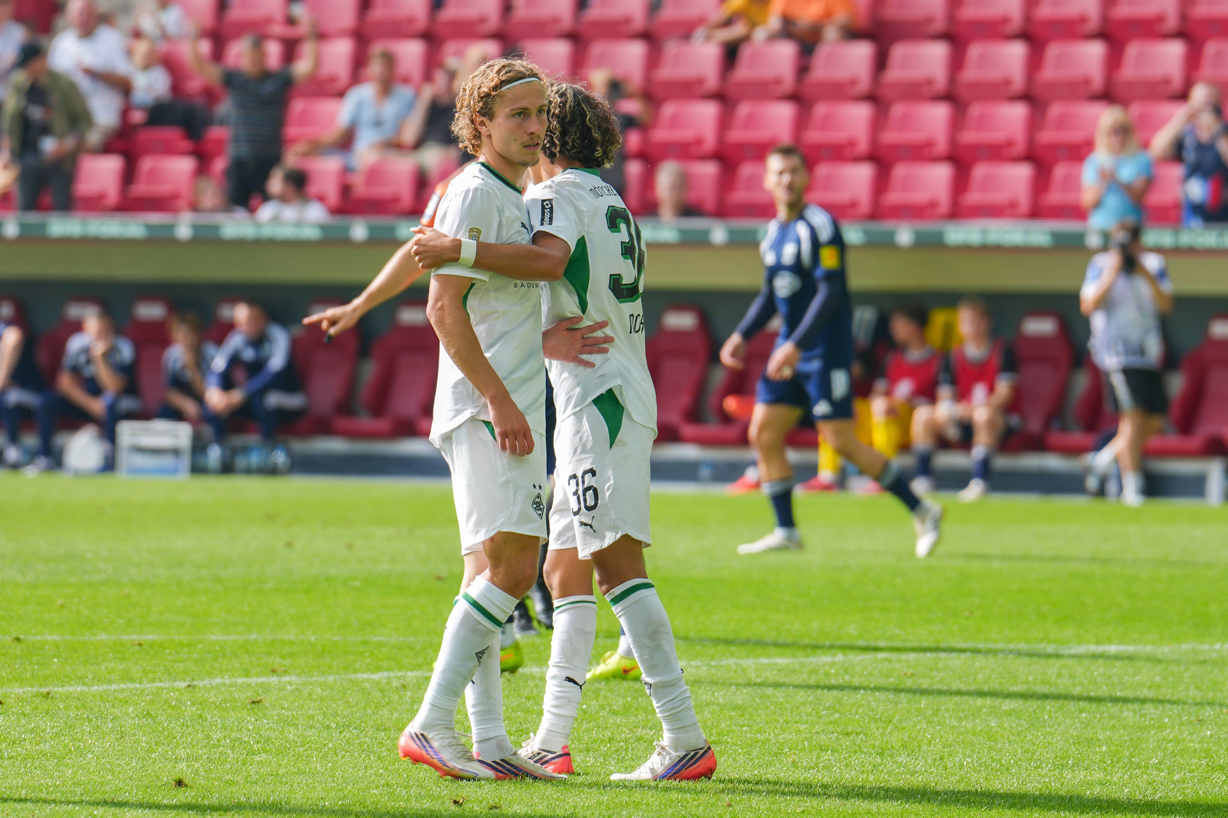 Hugo Bolin und Wael Mohya auf dem Fußballfeld
