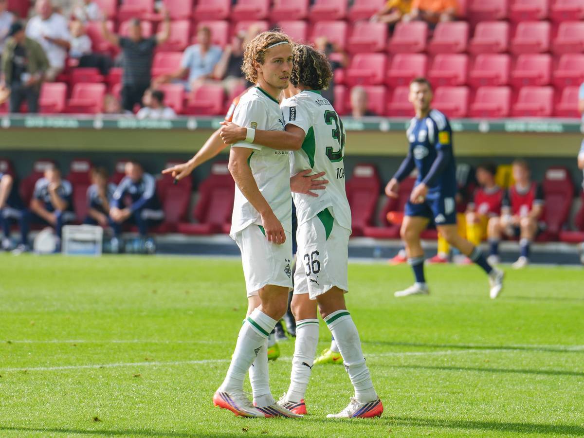 Hugo Bolin und Wael Mohya auf dem Fußballfeld