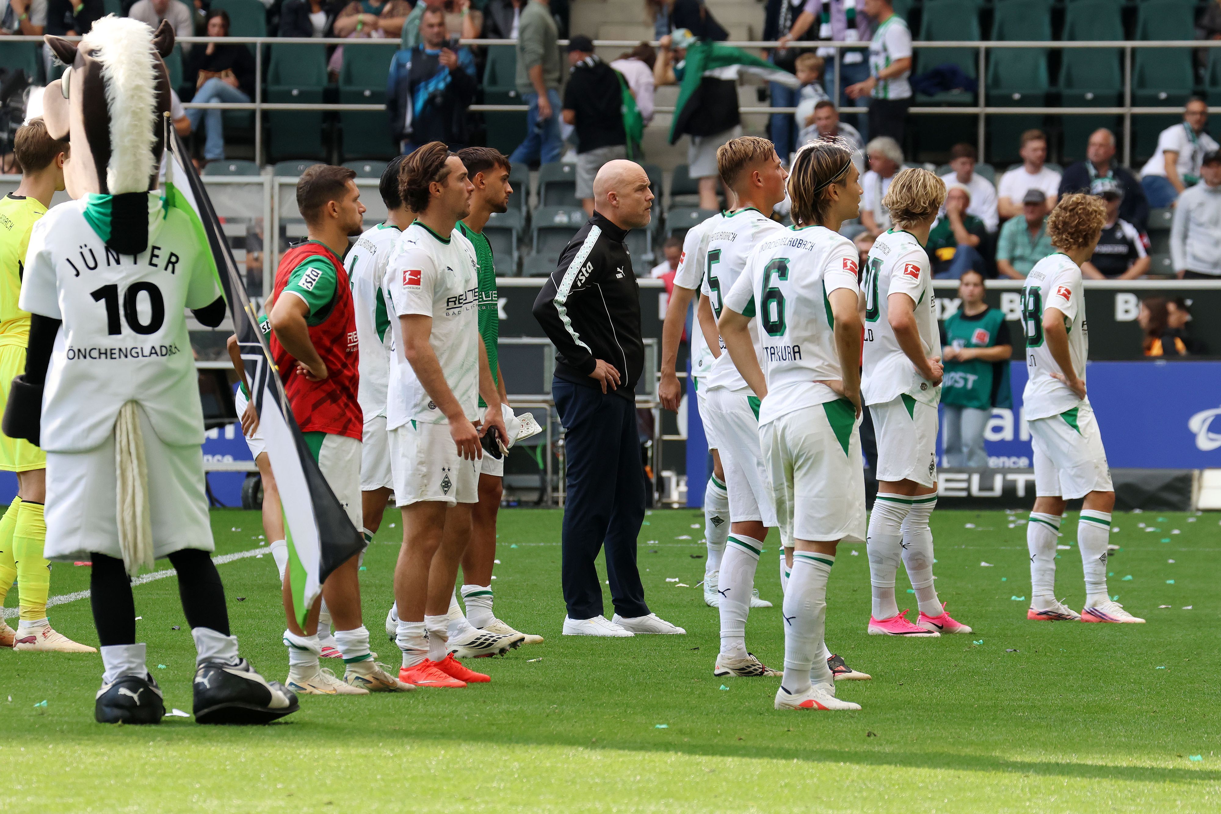 Die Mannschaft und Rouven Schröder vor der Nordkurve.