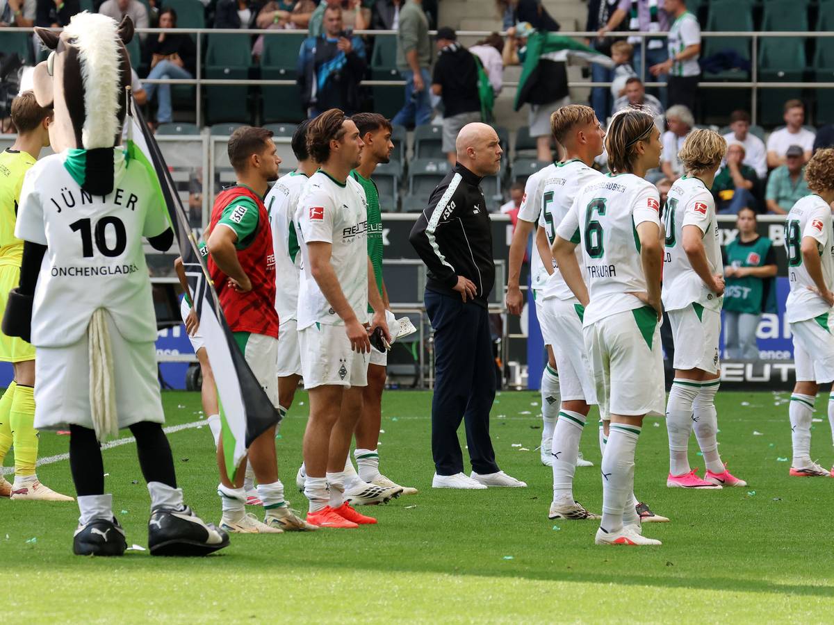 Die Mannschaft und Rouven Schröder vor der Nordkurve.