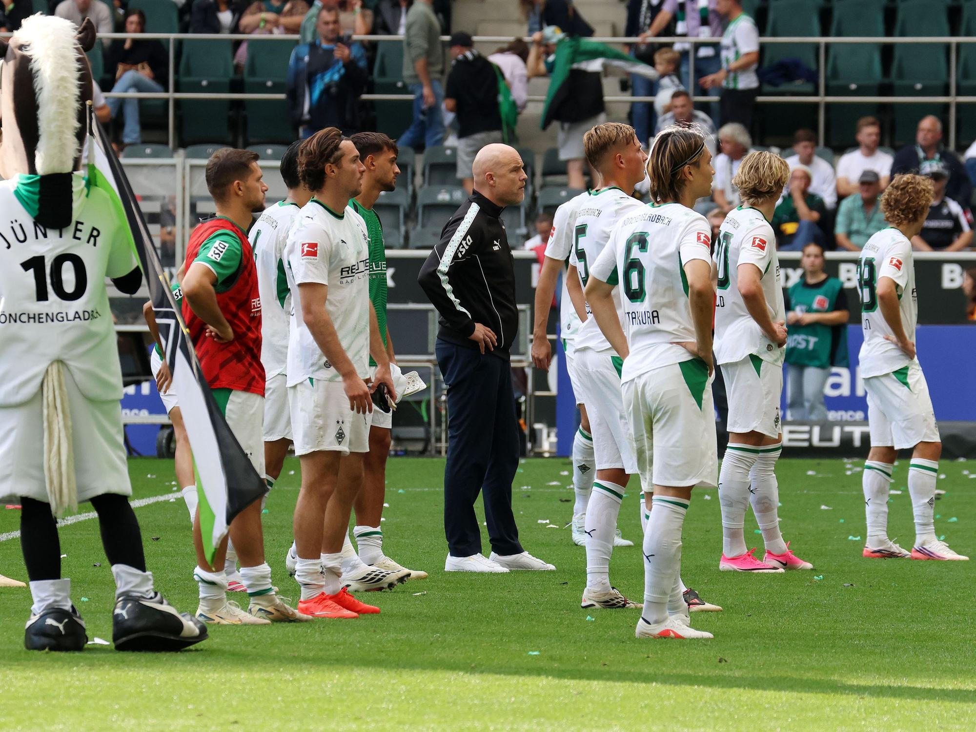 Die Mannschaft und Rouven Schröder vor der Nordkurve.