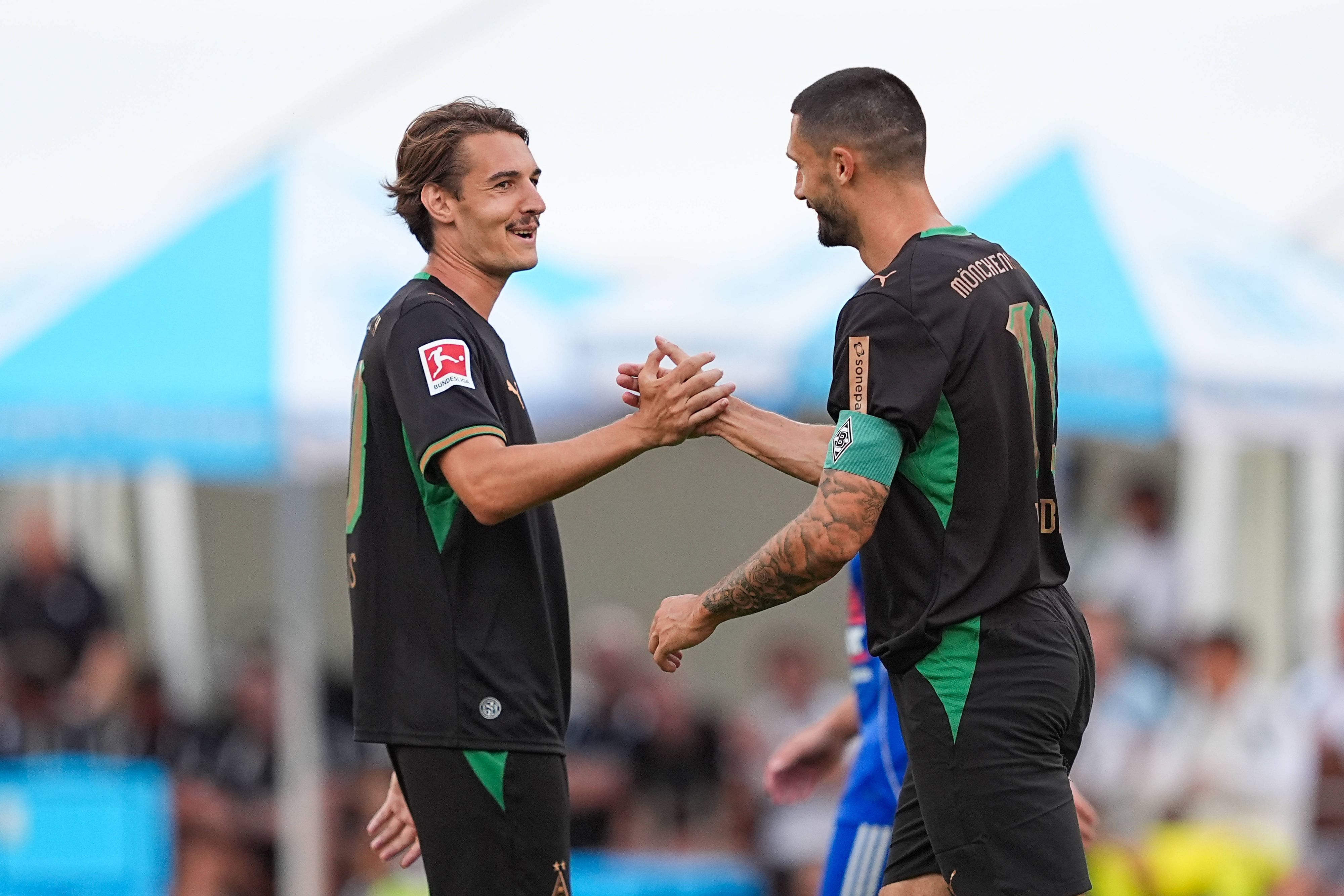 Florian Neuhaus und Tim Kleindienst schlagen auf dem Platz ein.