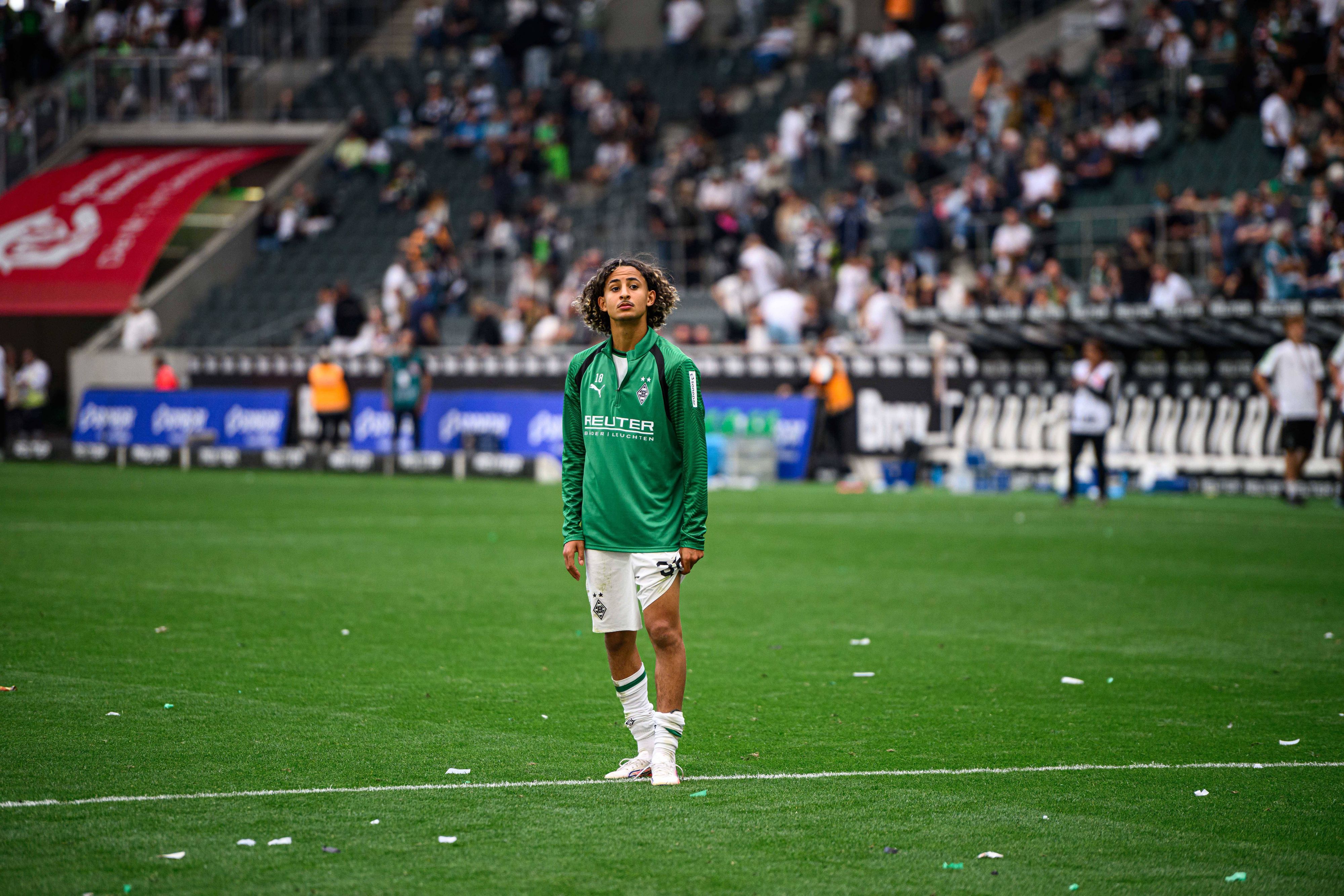 Wael Mohya steht nach dem Spiel vor der Nordkurve.