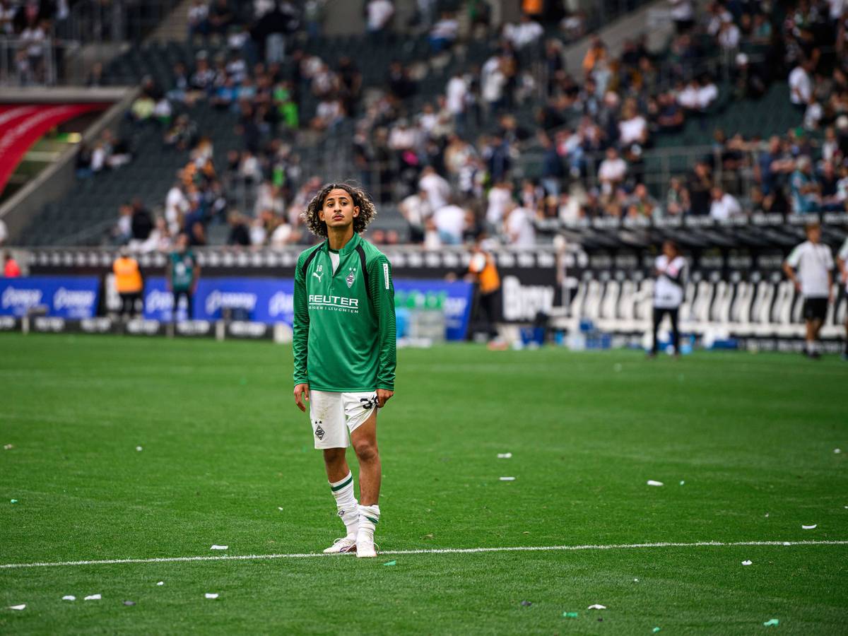 Wael Mohya steht nach dem Spiel vor der Nordkurve.