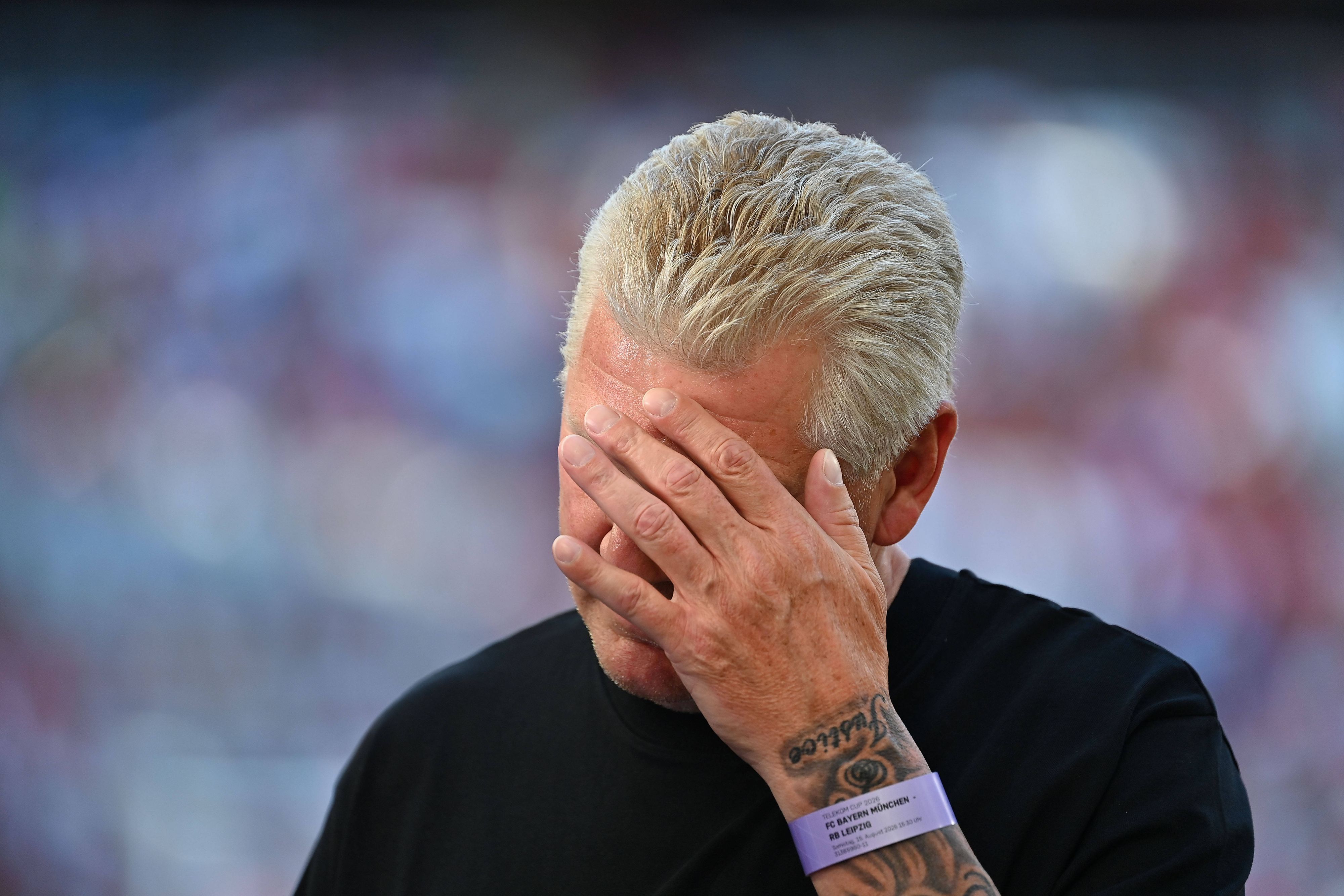 Stefan Effenberg mit Hand im Gesicht