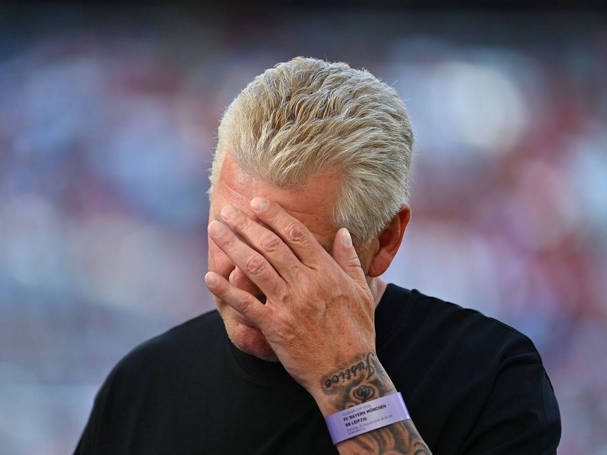 Stefan Effenberg mit Hand im Gesicht